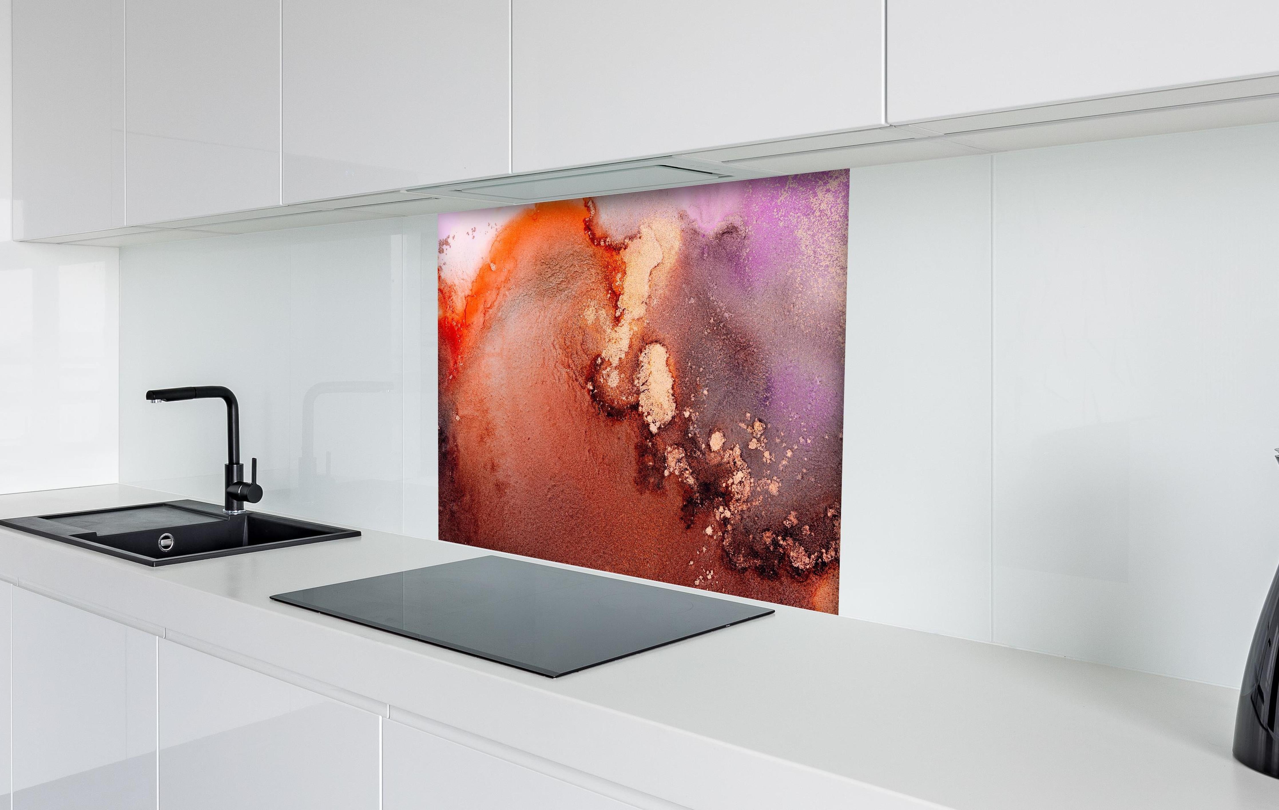 Spritzschutz - Mamor Wandtextur - Flüssigmalerei hinter einem Cerankochfeld zwischen Holz-Kochutensilien