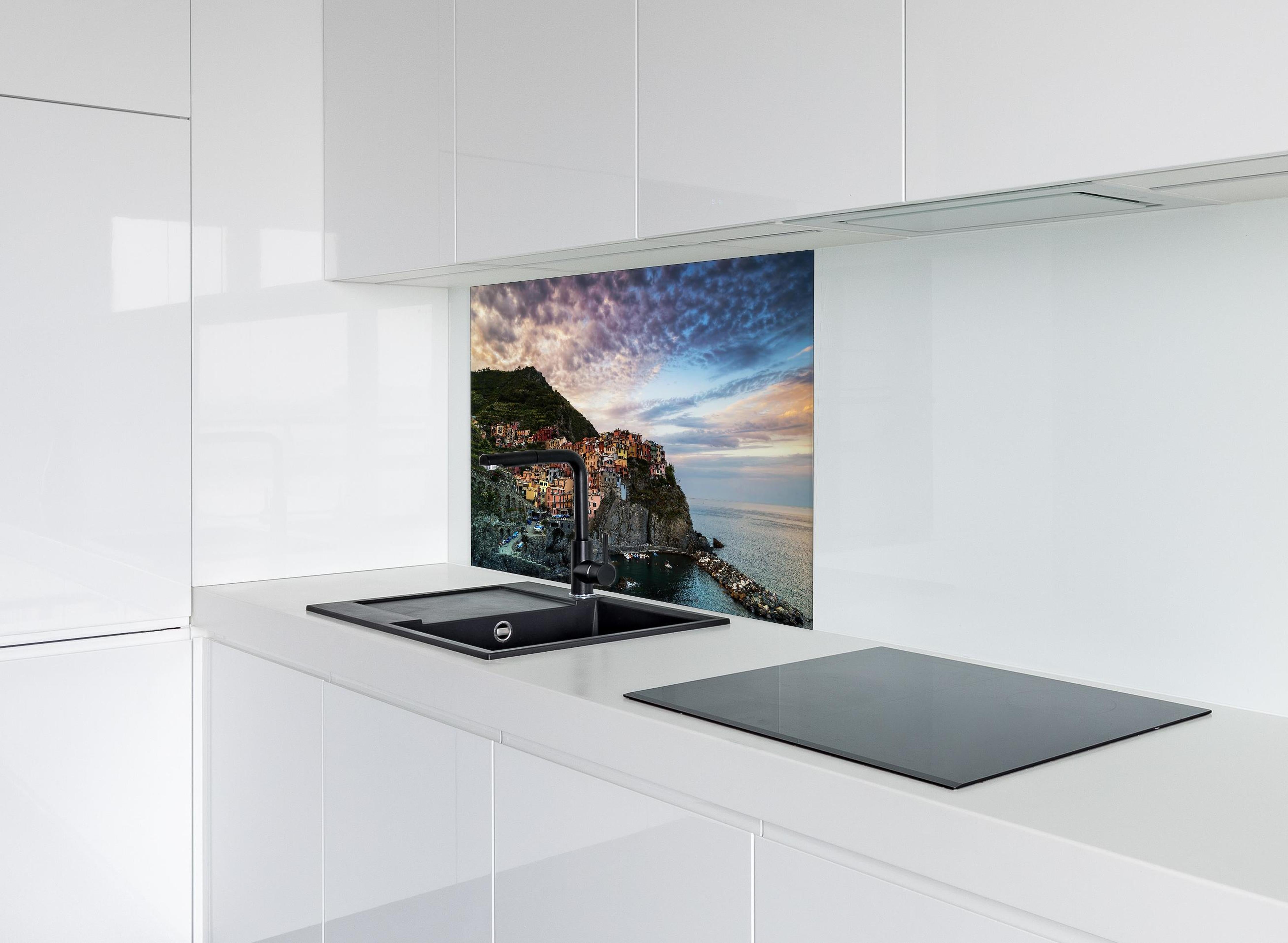 Spritzschutz - Manarola Italien Küstendämmerung hinter einem Cerankochfeld zwischen Holz-Kochutensilien