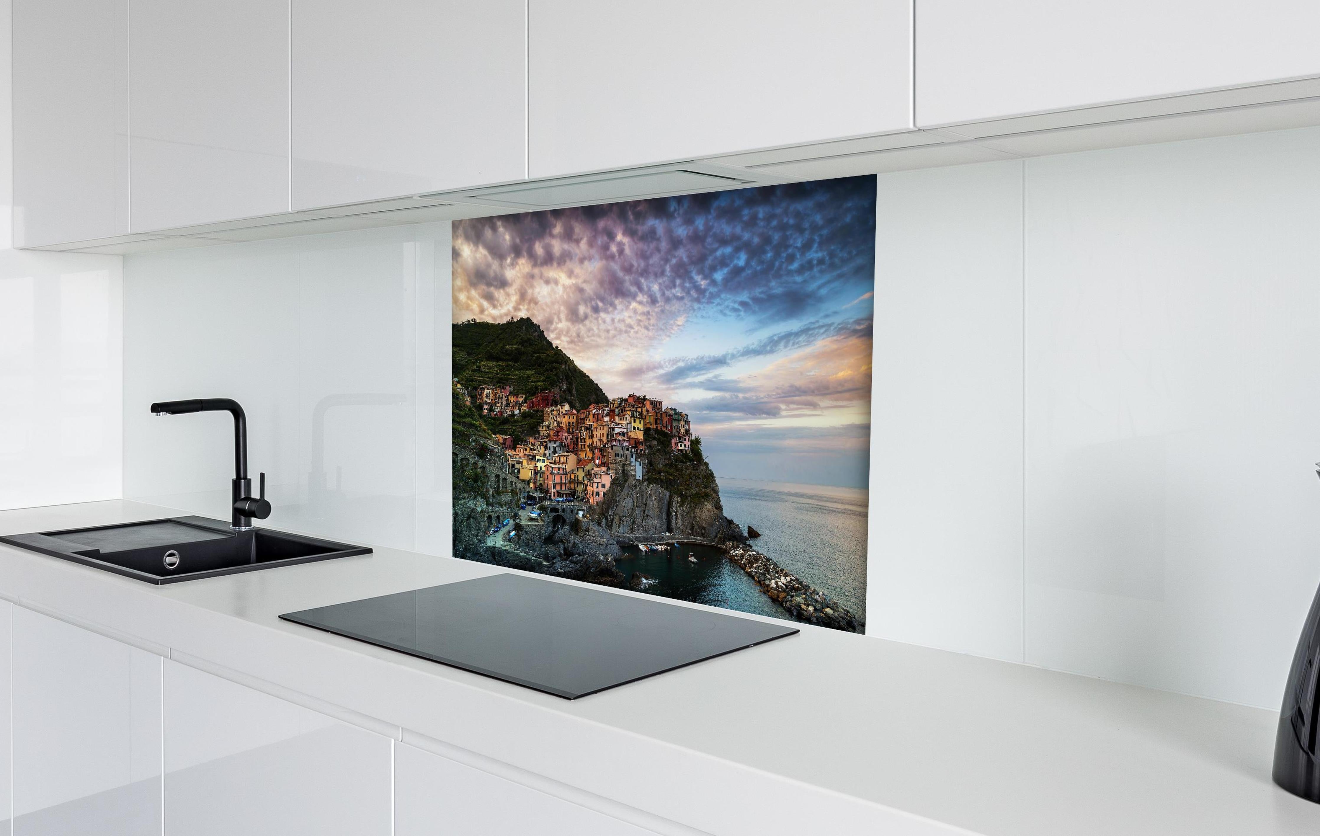 Spritzschutz - Manarola Italien Küstendämmerung hinter einem Cerankochfeld zwischen Holz-Kochutensilien