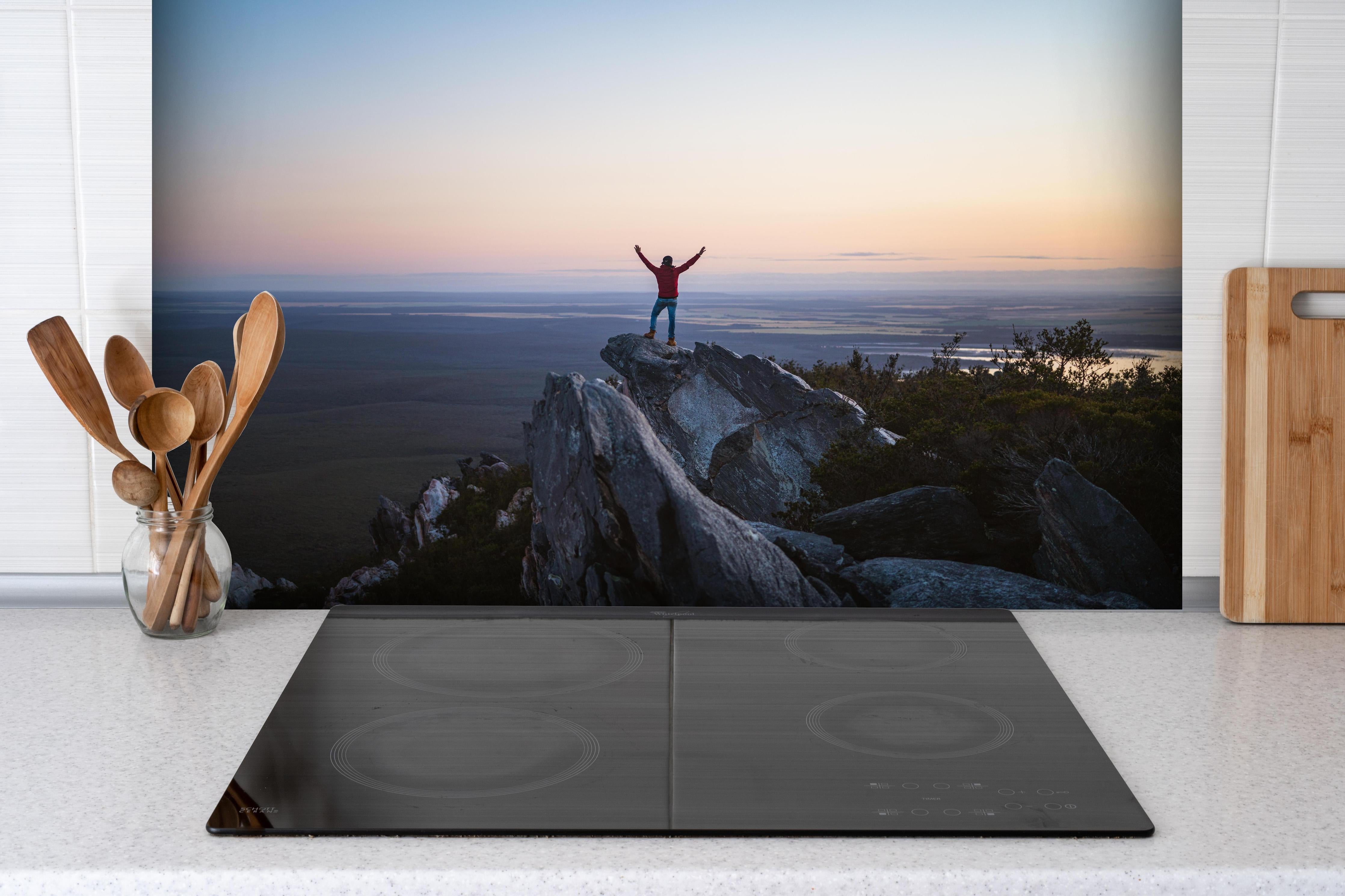 Spritzschutz - Mann steht auf das East Mount Barren hinter einem Cerankochfeld zwischen Holz-Kochutensilien