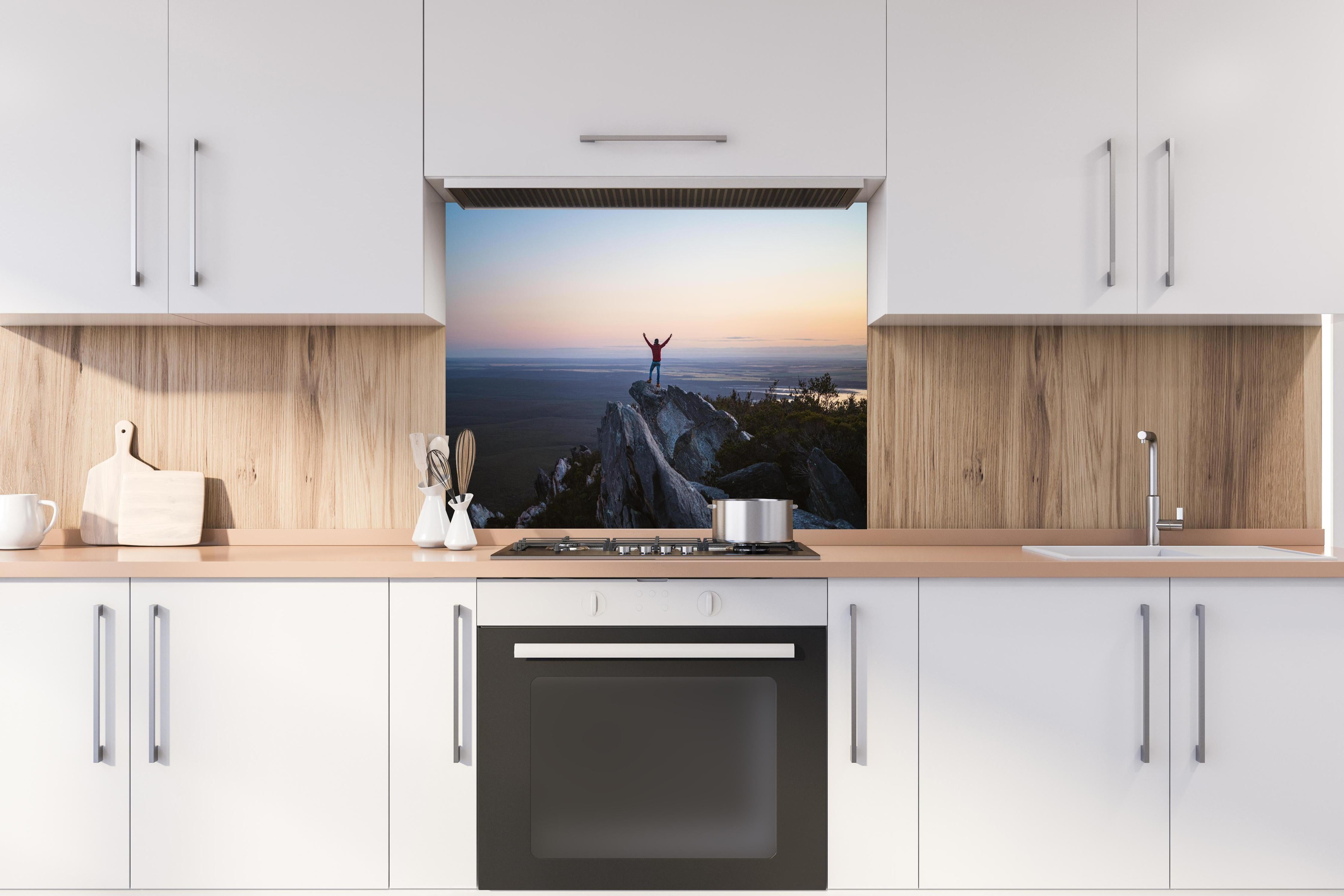 Spritzschutz - Mann steht auf das East Mount Barren hinter einem Cerankochfeld zwischen Holz-Kochutensilien