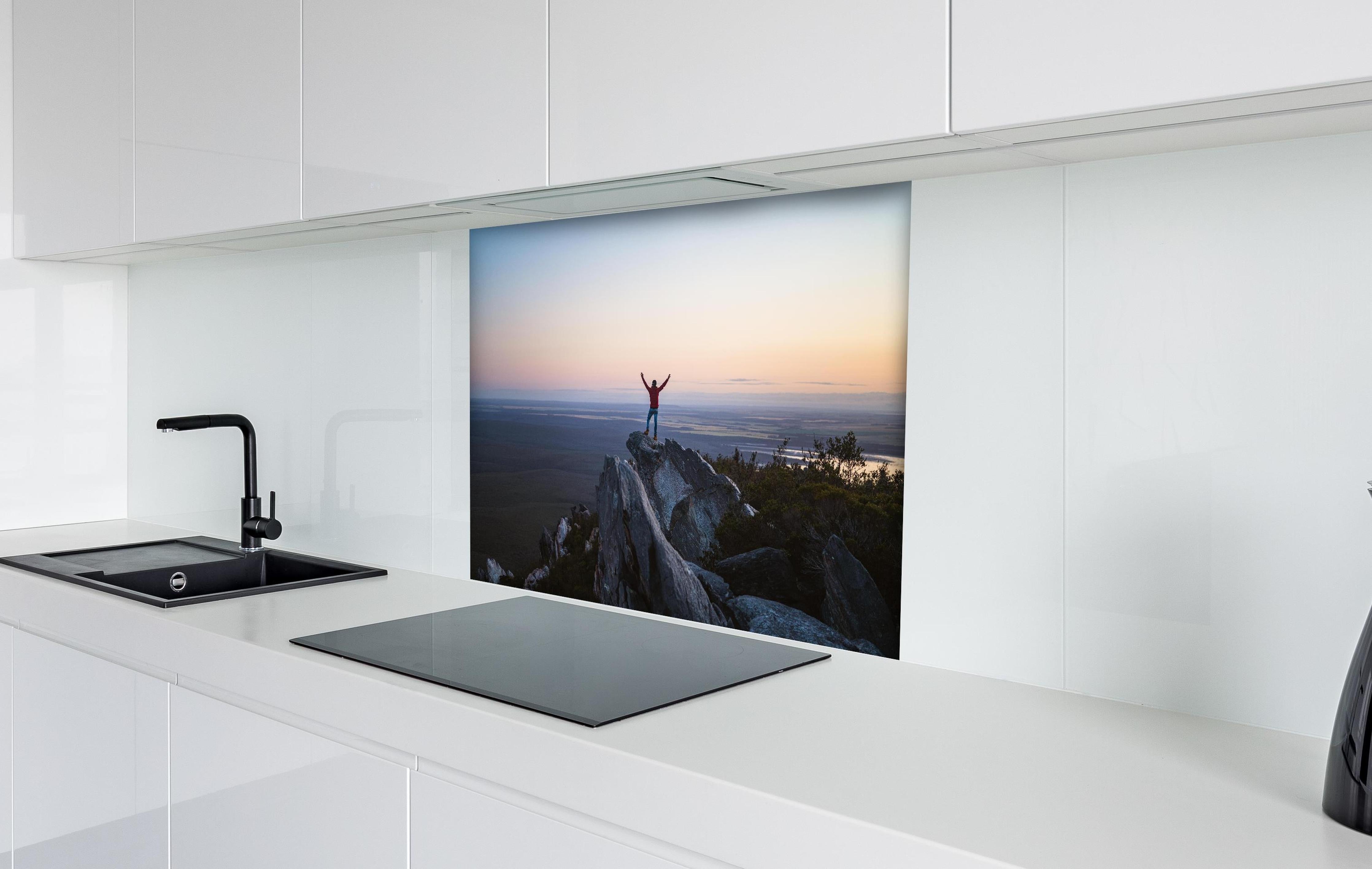 Spritzschutz - Mann steht auf das East Mount Barren hinter einem Cerankochfeld zwischen Holz-Kochutensilien