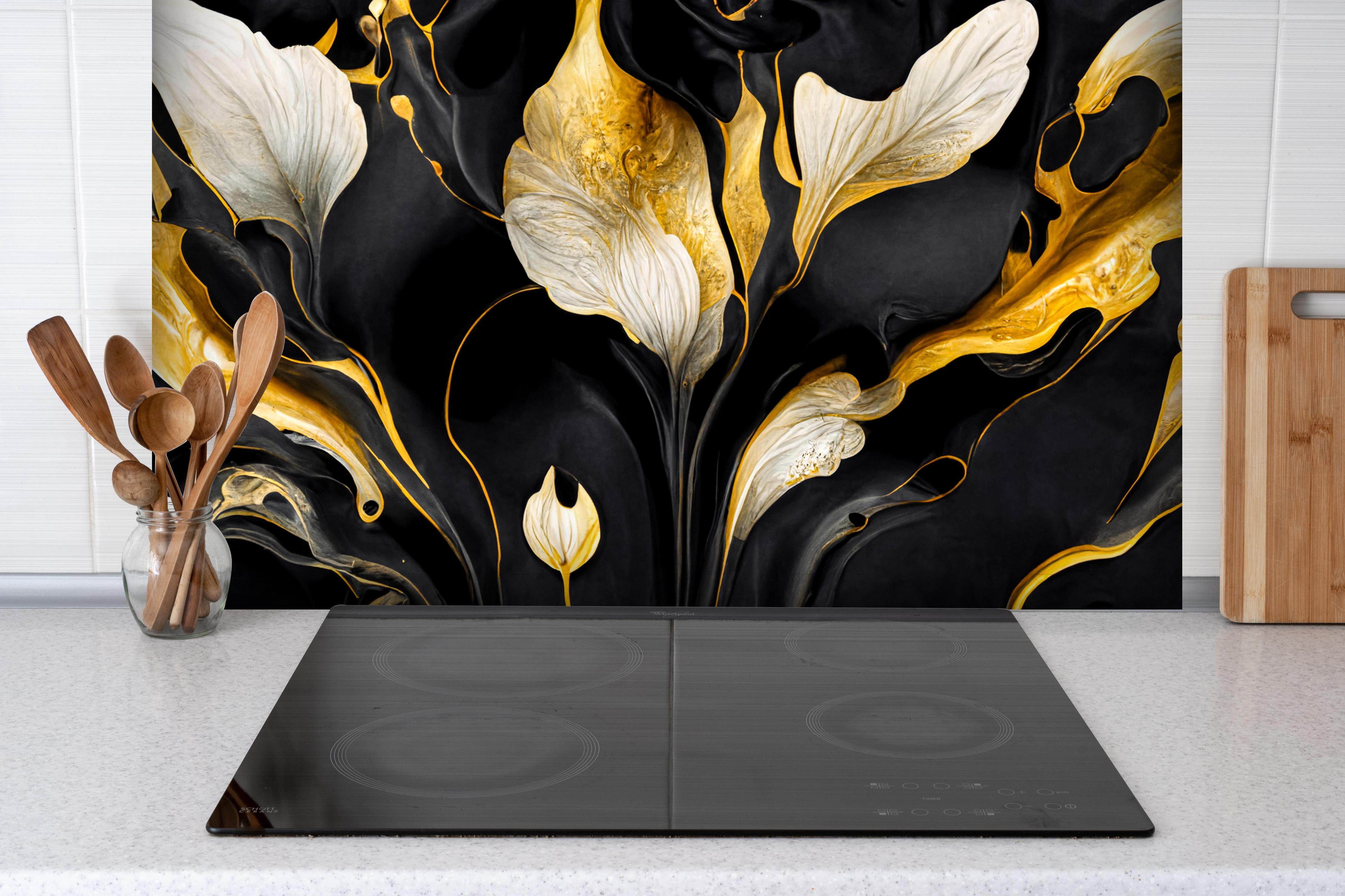 Spritzschutz - Marmor Blumenmuster hinter einem Cerankochfeld zwischen Holz-Kochutensilien