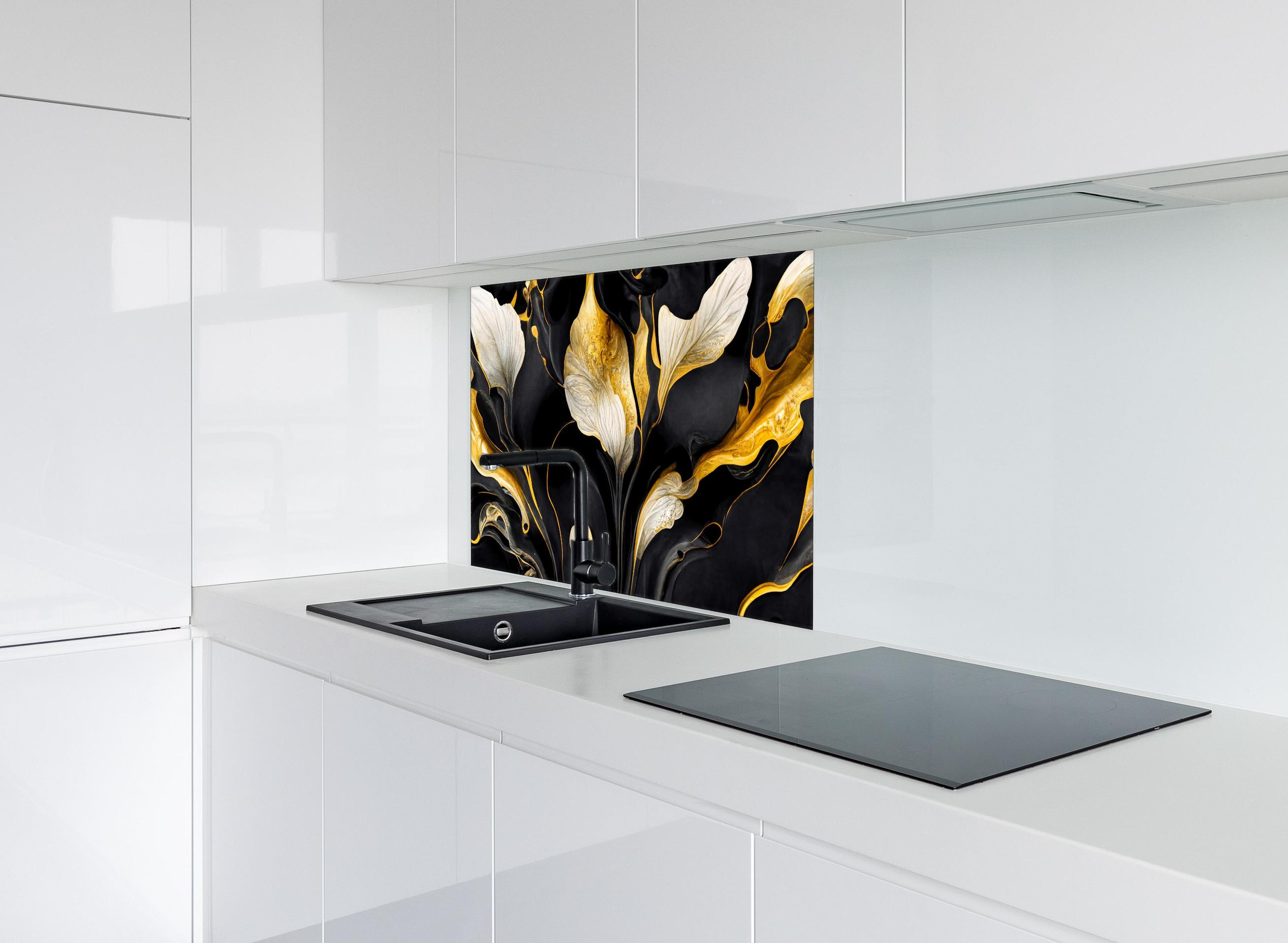 Spritzschutz - Marmor Blumenmuster hinter einem Cerankochfeld zwischen Holz-Kochutensilien