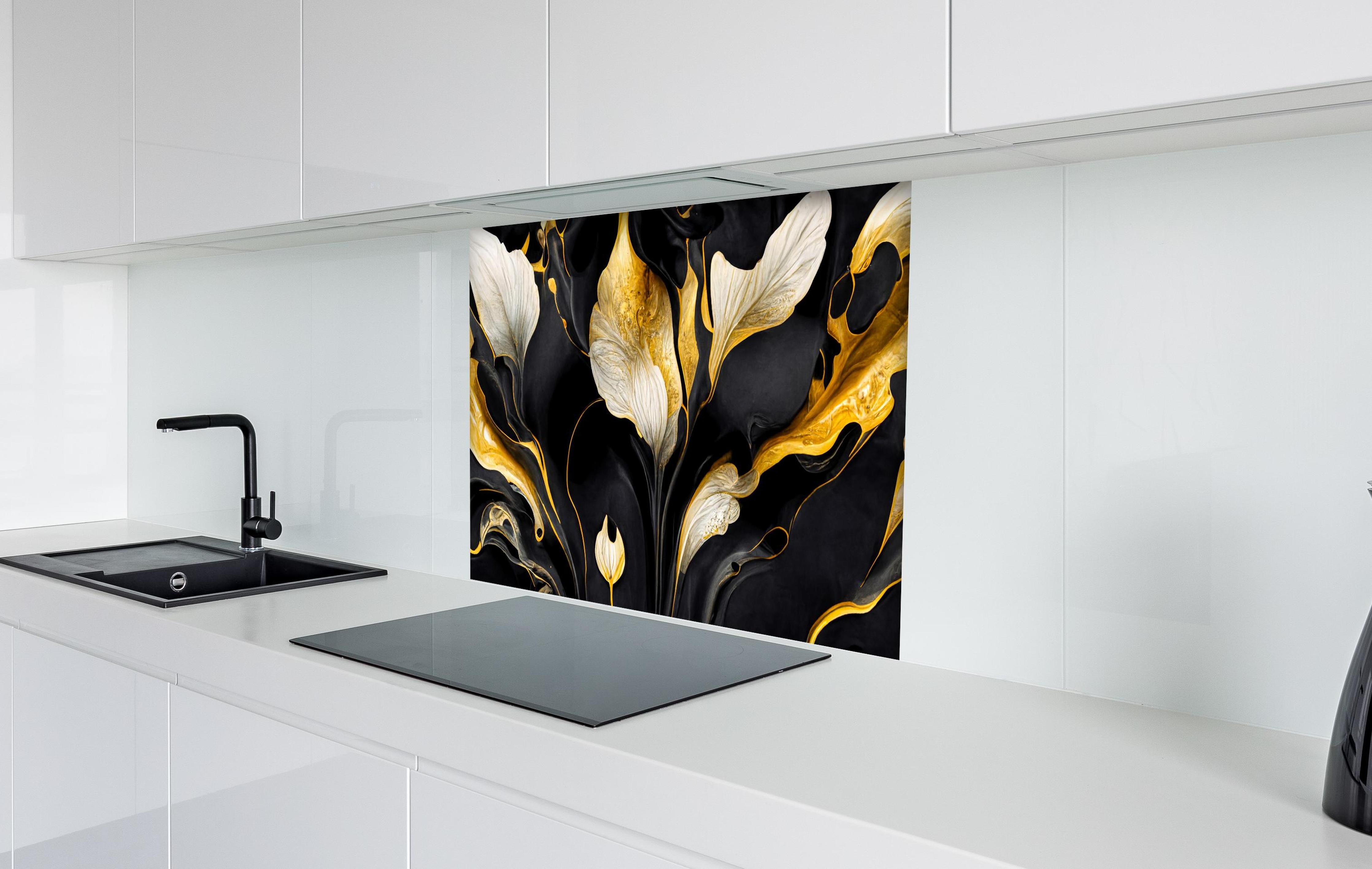 Spritzschutz - Marmor Blumenmuster hinter einem Cerankochfeld zwischen Holz-Kochutensilien