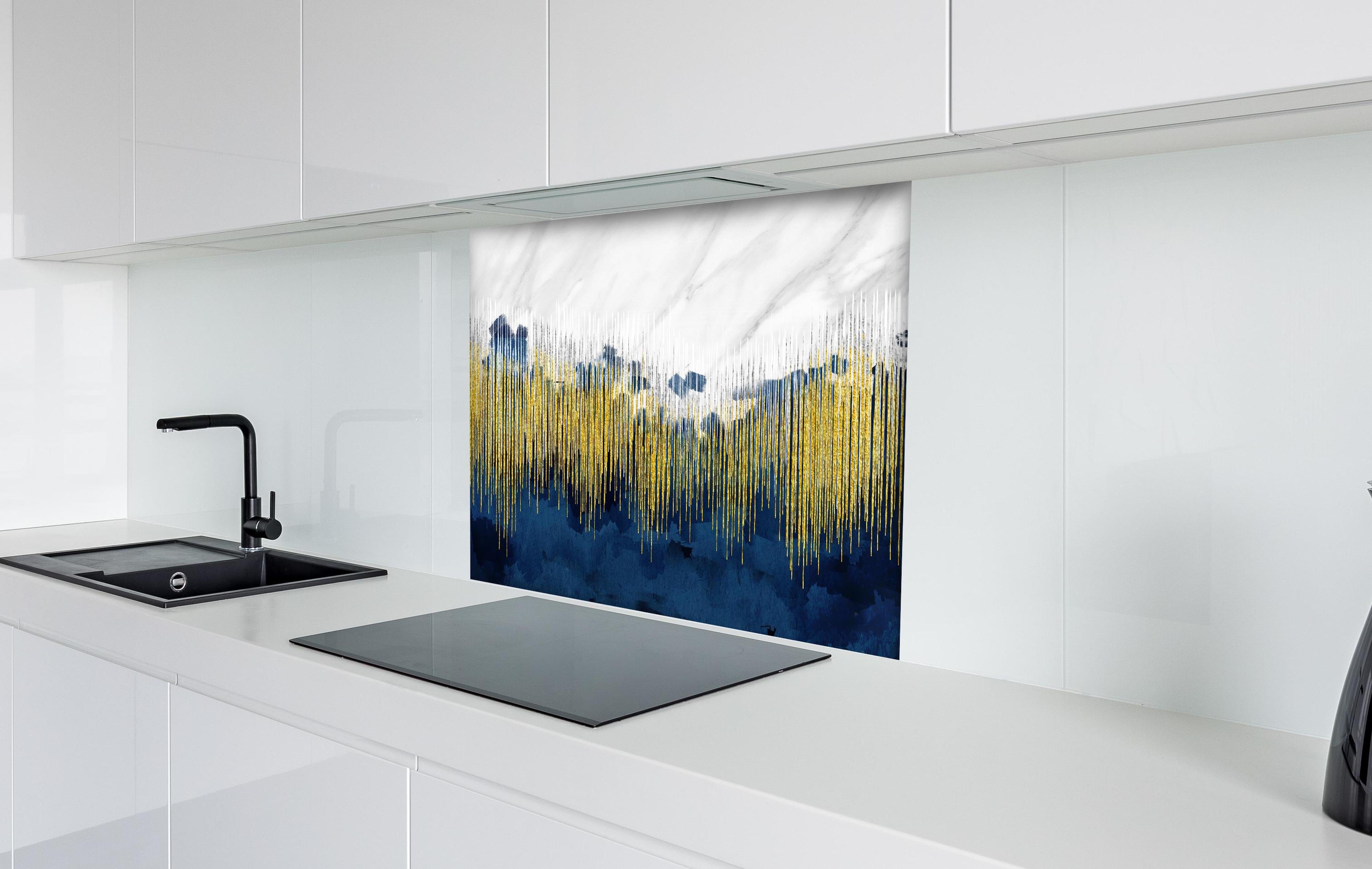Spritzschutz - Marmor Kunst Tapete - 3D hinter einem Cerankochfeld zwischen Holz-Kochutensilien
