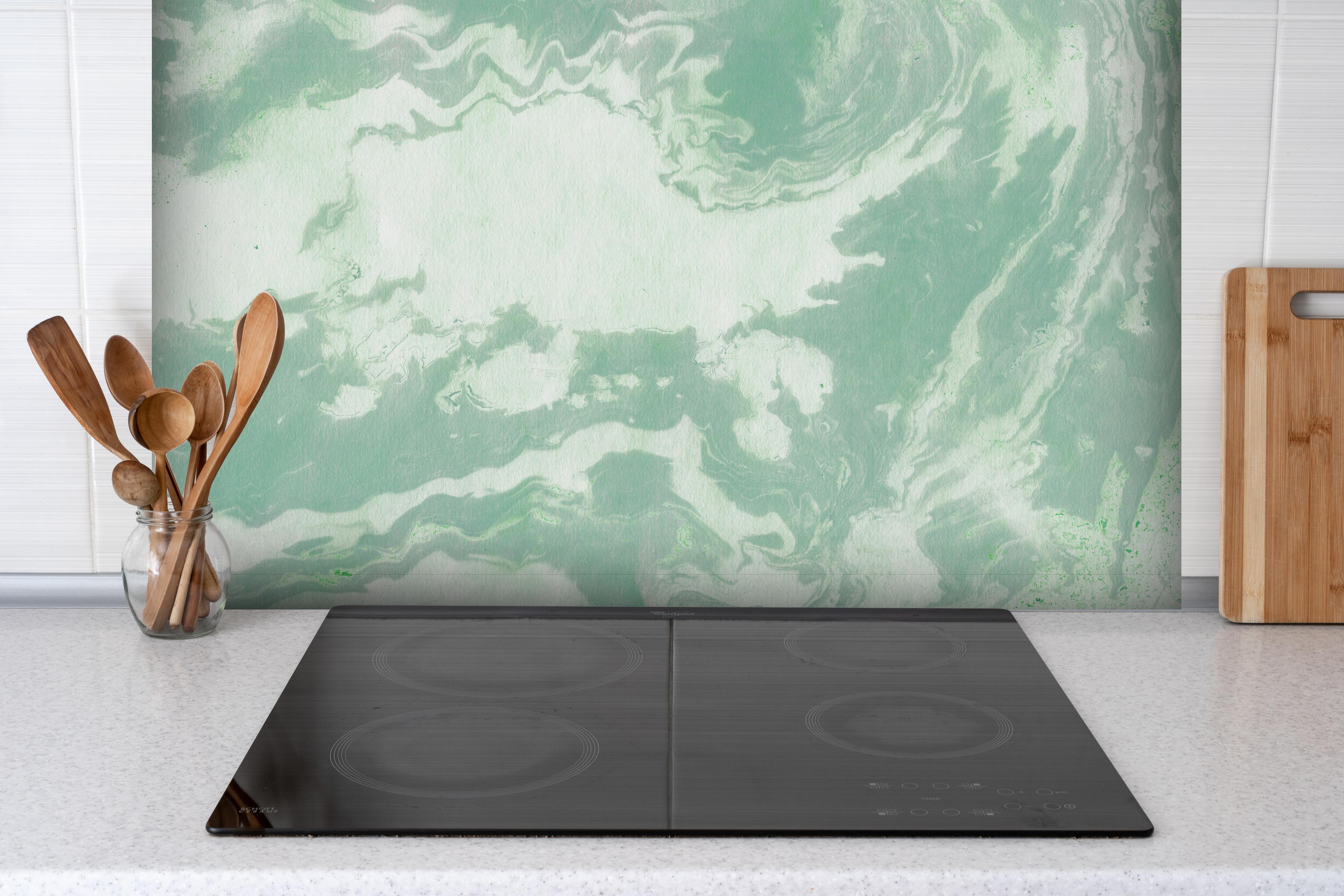 Spritzschutz - Marmor Oberfläche - Pastellmalerei hinter einem Cerankochfeld zwischen Holz-Kochutensilien