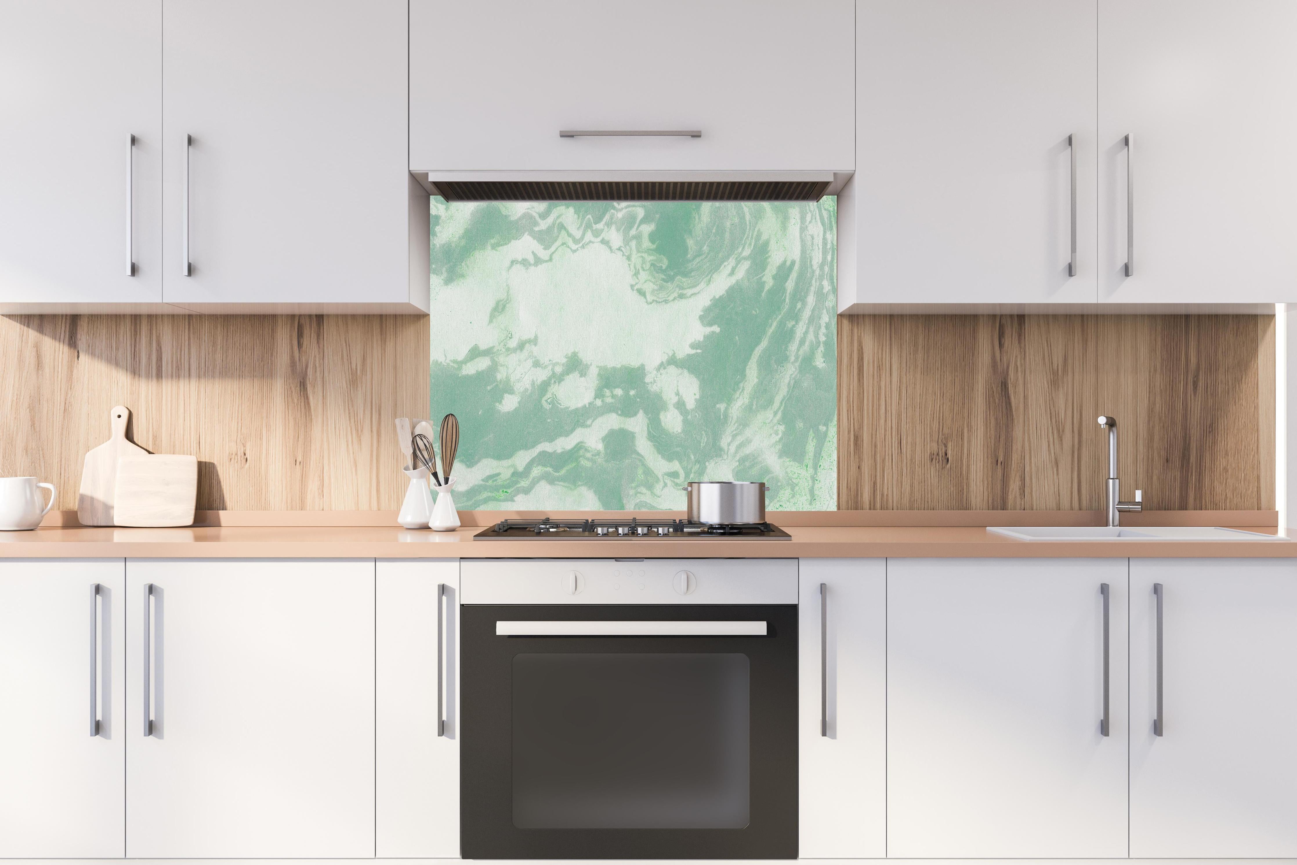 Spritzschutz - Marmor Oberfläche - Pastellmalerei hinter einem Cerankochfeld zwischen Holz-Kochutensilien