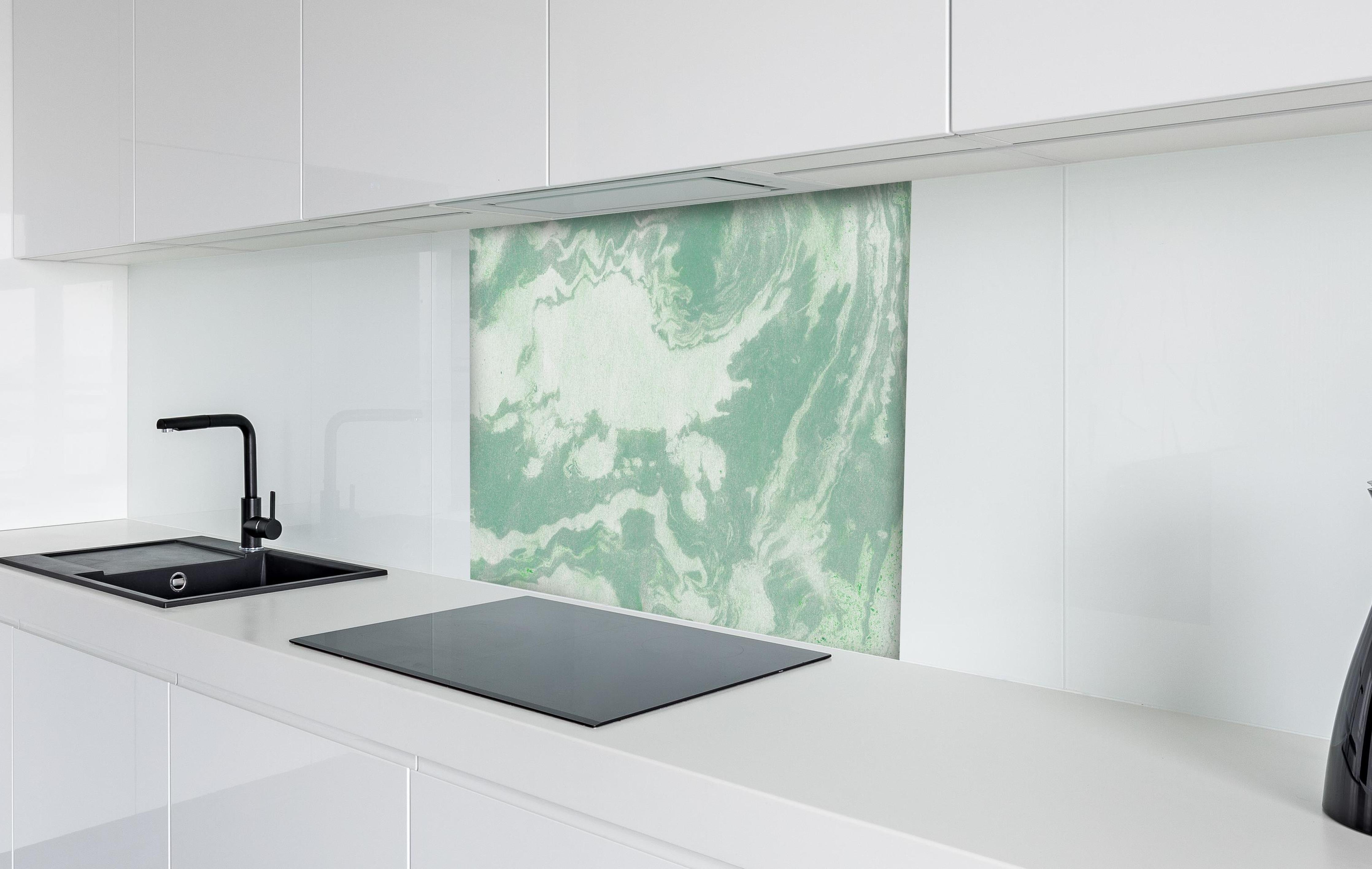 Spritzschutz - Marmor Oberfläche - Pastellmalerei hinter einem Cerankochfeld zwischen Holz-Kochutensilien