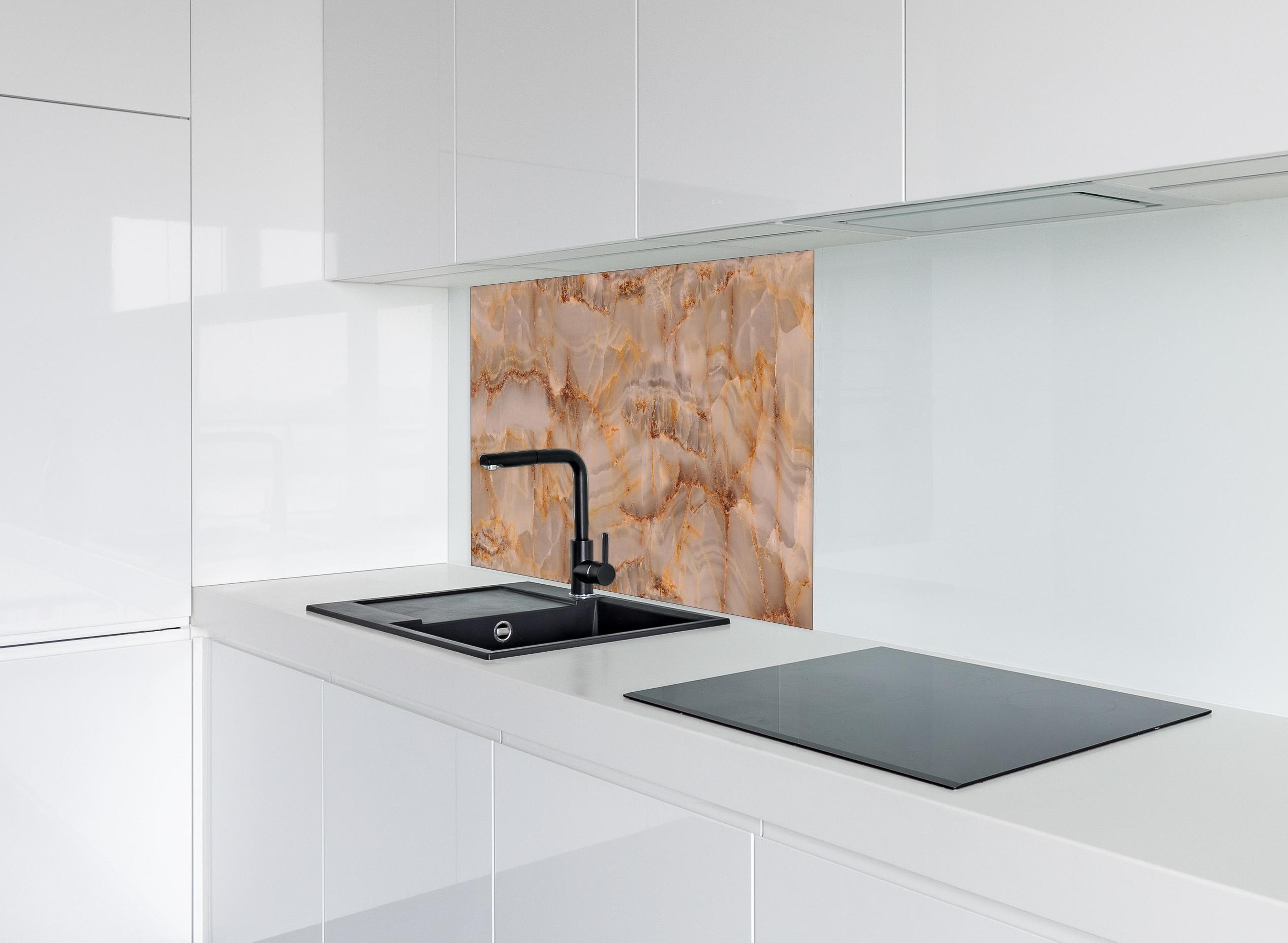 Spritzschutz - Marmor Onyx Struktur hinter einem Cerankochfeld zwischen Holz-Kochutensilien