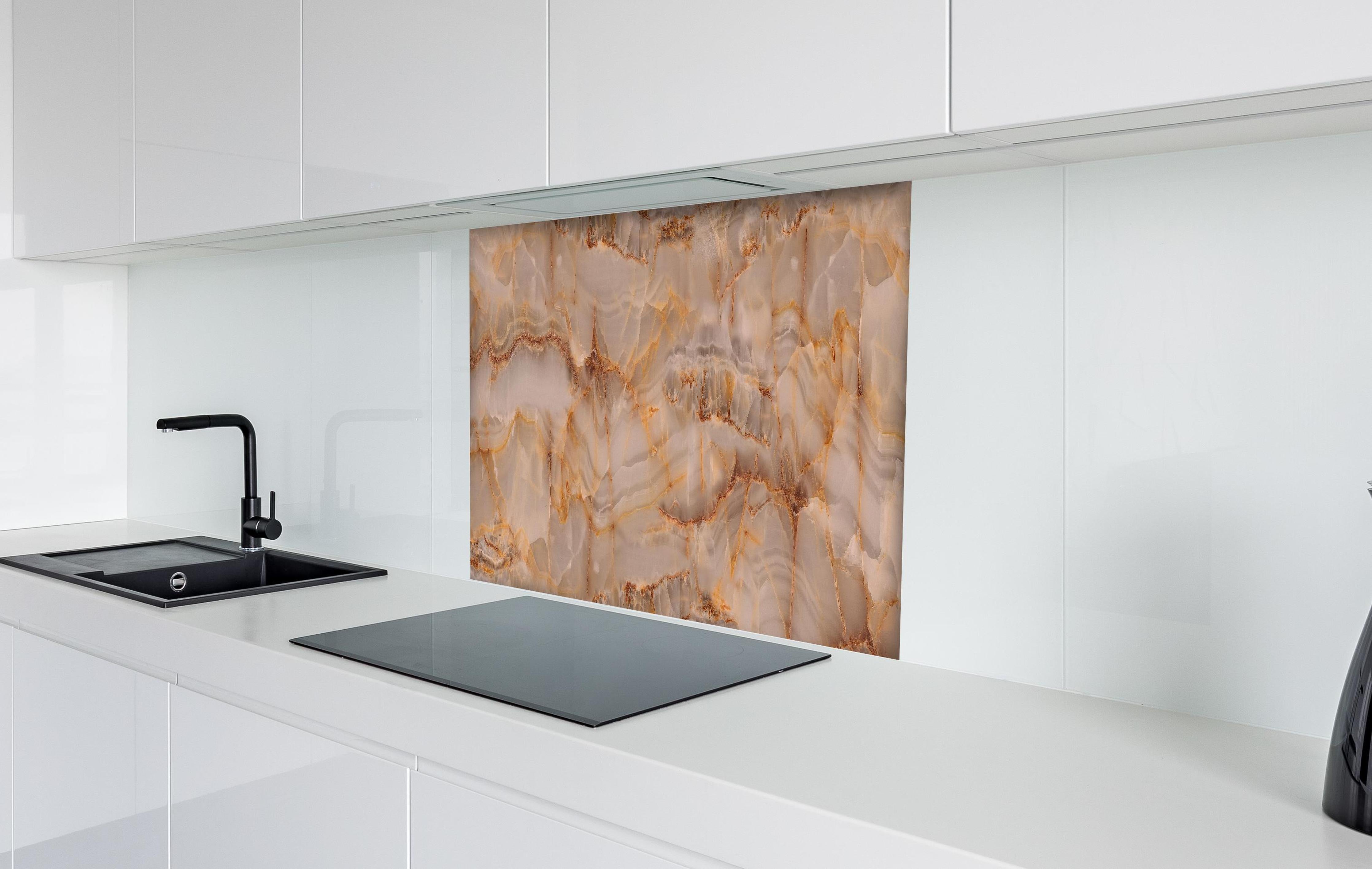 Spritzschutz - Marmor Onyx Struktur hinter einem Cerankochfeld zwischen Holz-Kochutensilien