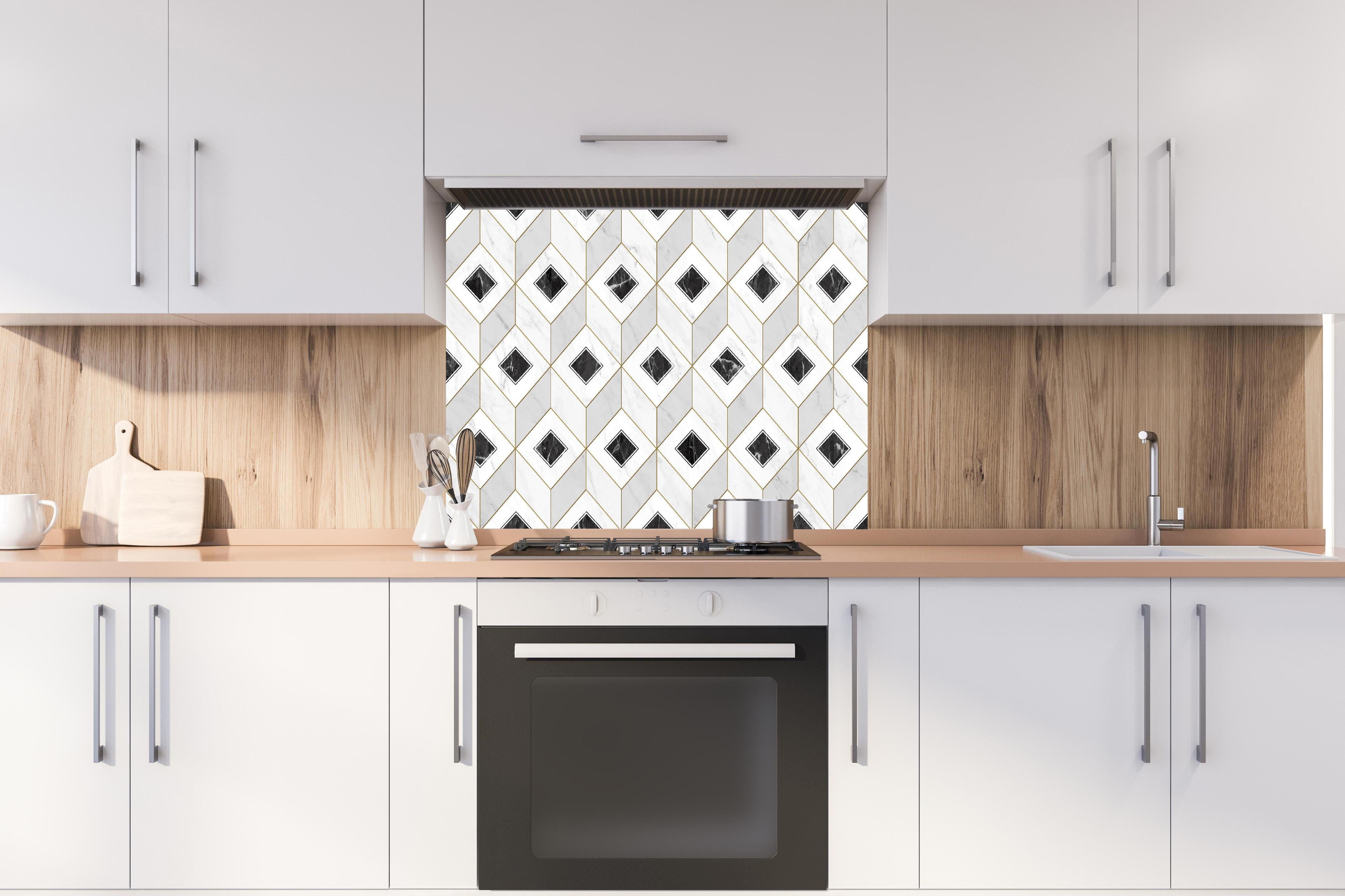 Spritzschutz - Marmor Textur - 3D Design hinter einem Cerankochfeld zwischen Holz-Kochutensilien