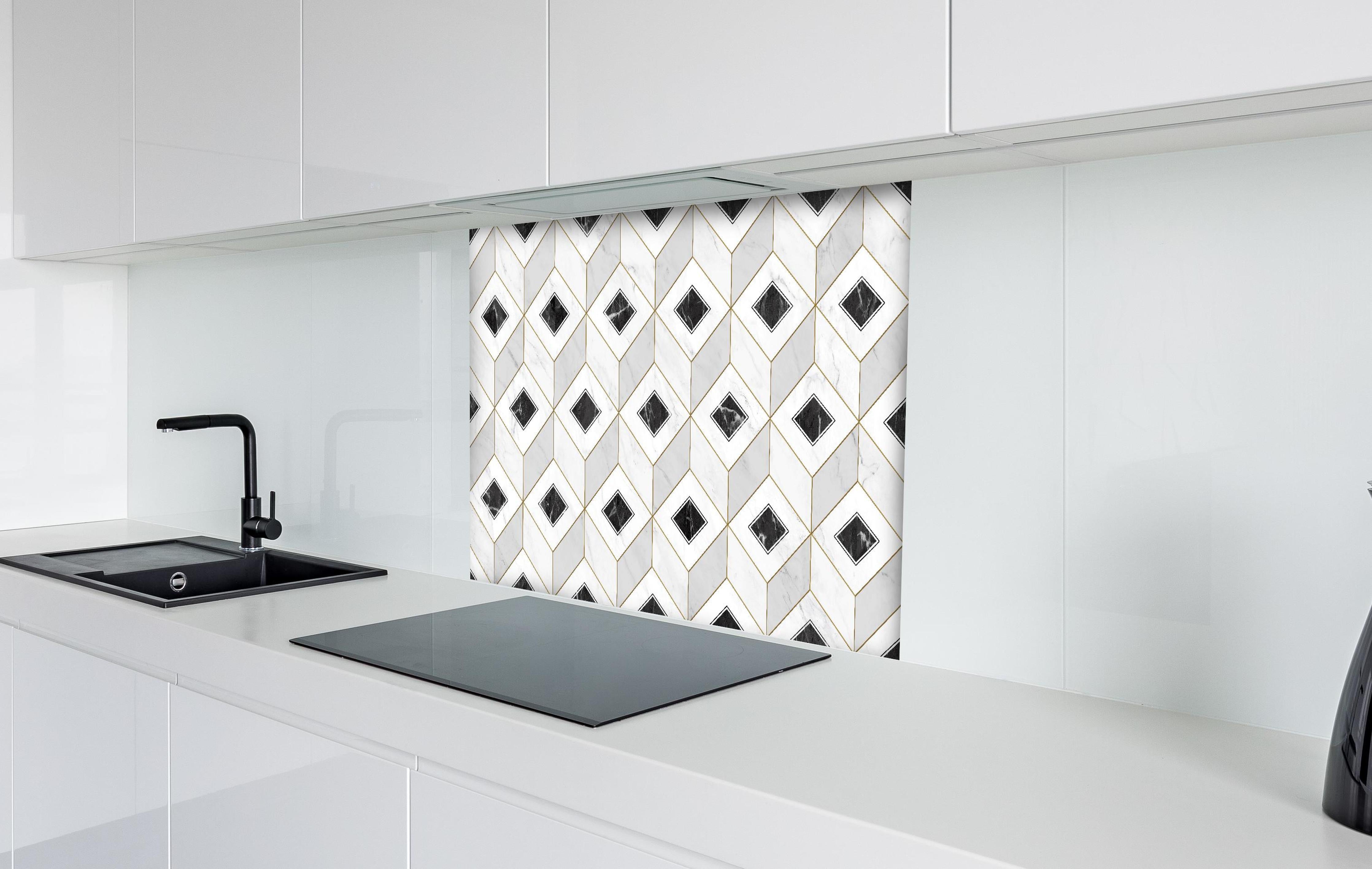 Spritzschutz - Marmor Textur - 3D Design hinter einem Cerankochfeld zwischen Holz-Kochutensilien