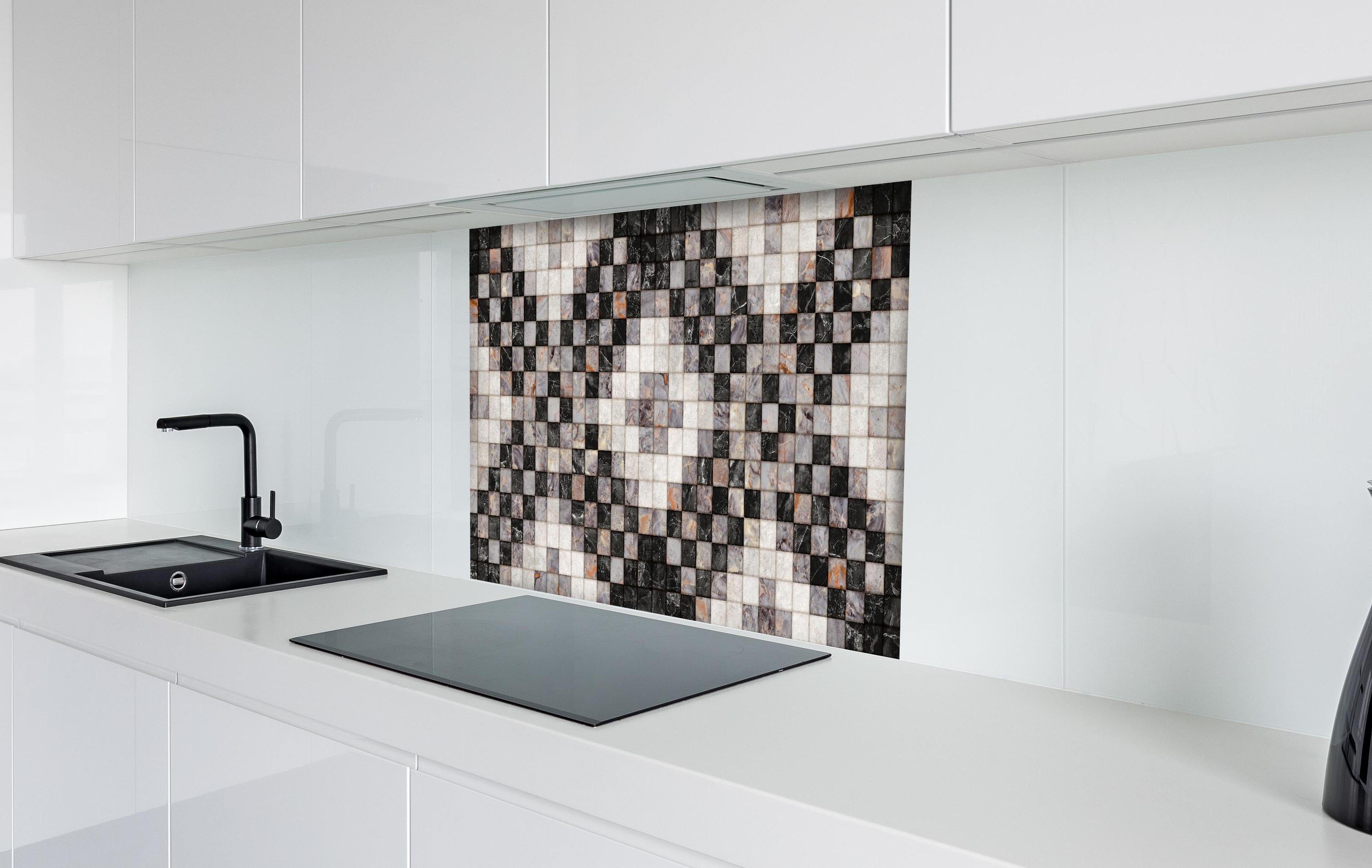 Spritzschutz - Marmor Textur - Retro-Muster hinter einem Cerankochfeld zwischen Holz-Kochutensilien