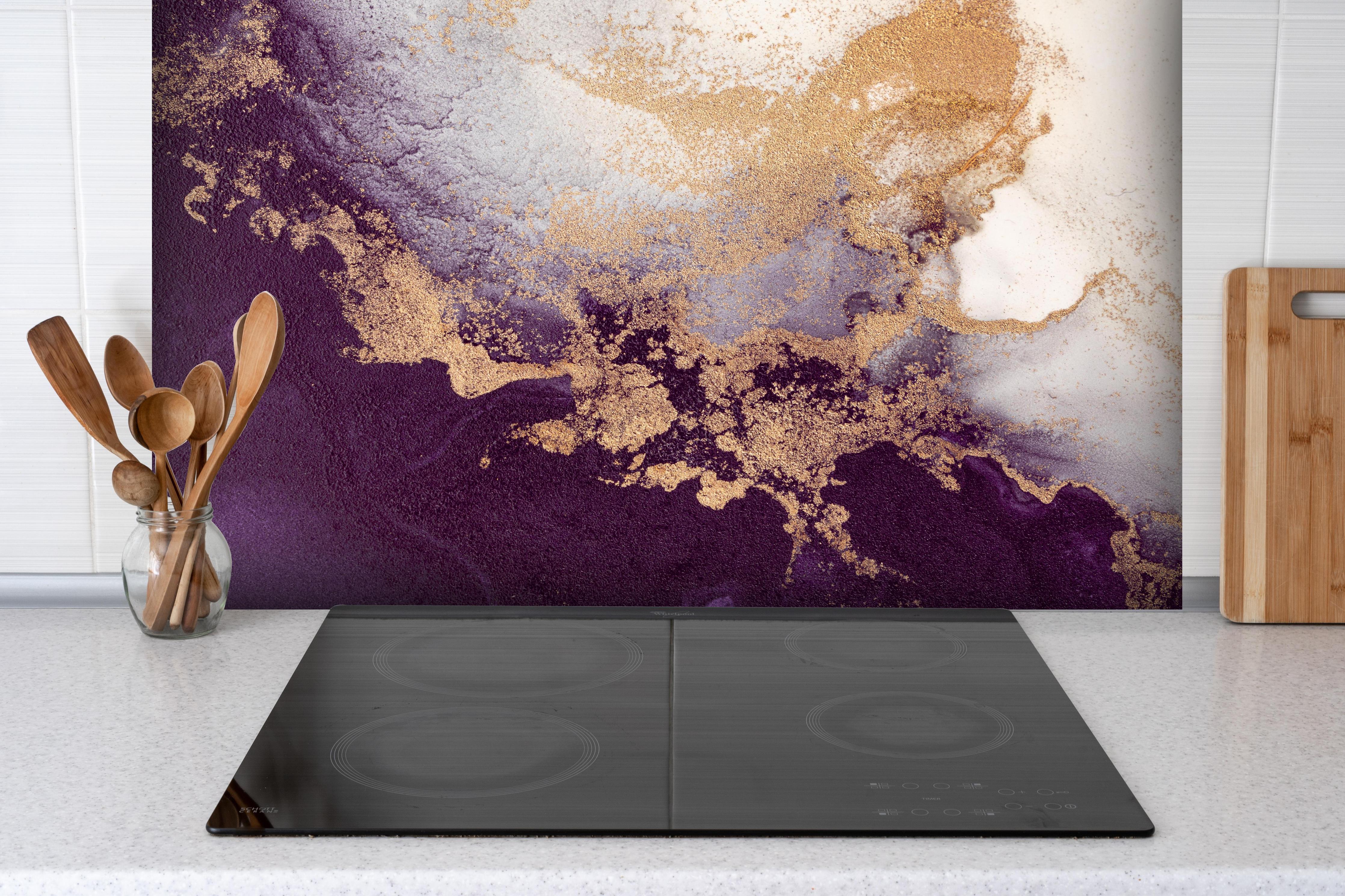 Spritzschutz - Marmor Wand Design - Flüssigkunst hinter einem Cerankochfeld zwischen Holz-Kochutensilien