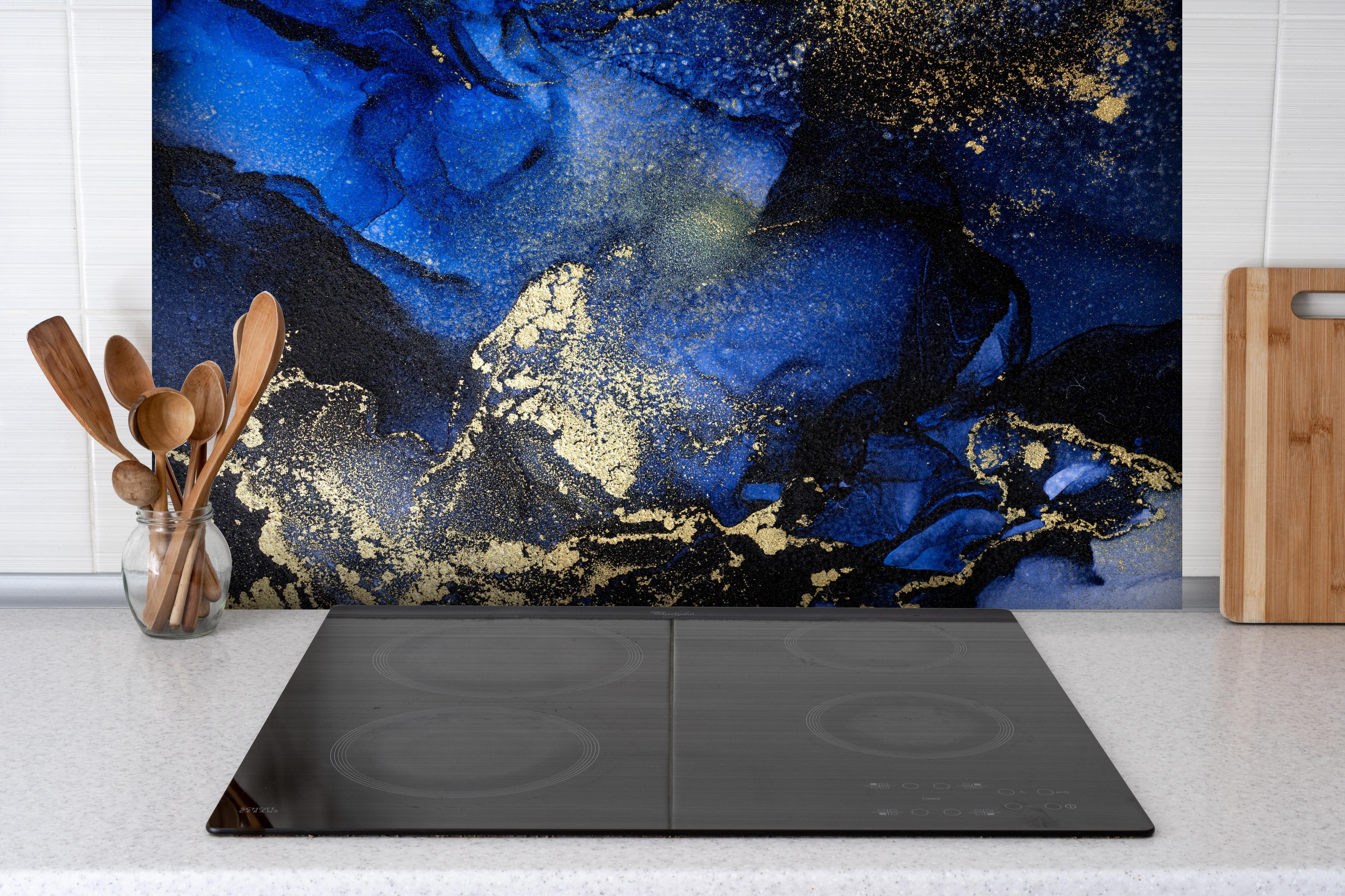 Spritzschutz - Marmor Wandtextur - Flüssigmalerei hinter einem Cerankochfeld zwischen Holz-Kochutensilien
