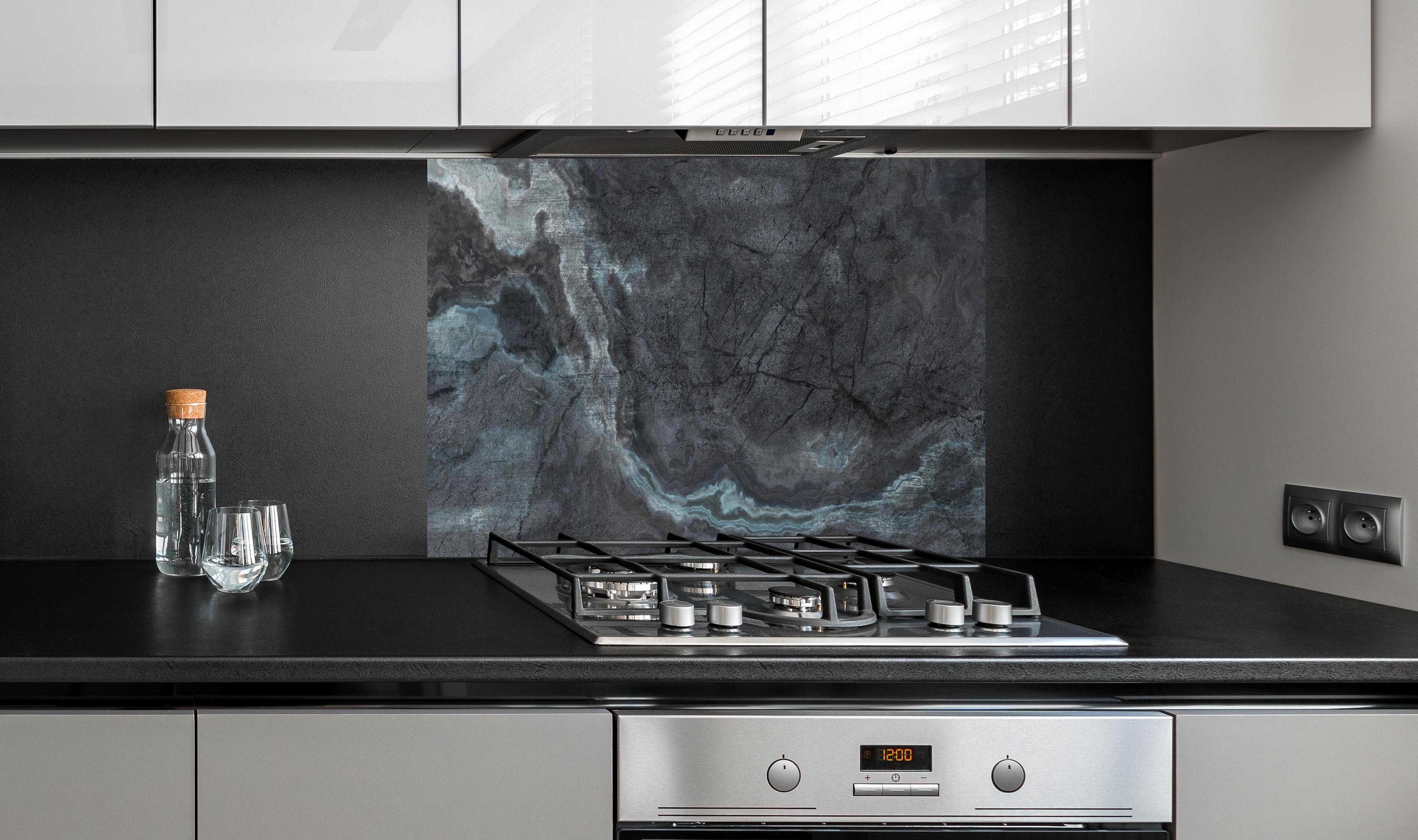 Spritzschutz - Marmorstein Textur - Elegant hinter einem Cerankochfeld zwischen Holz-Kochutensilien