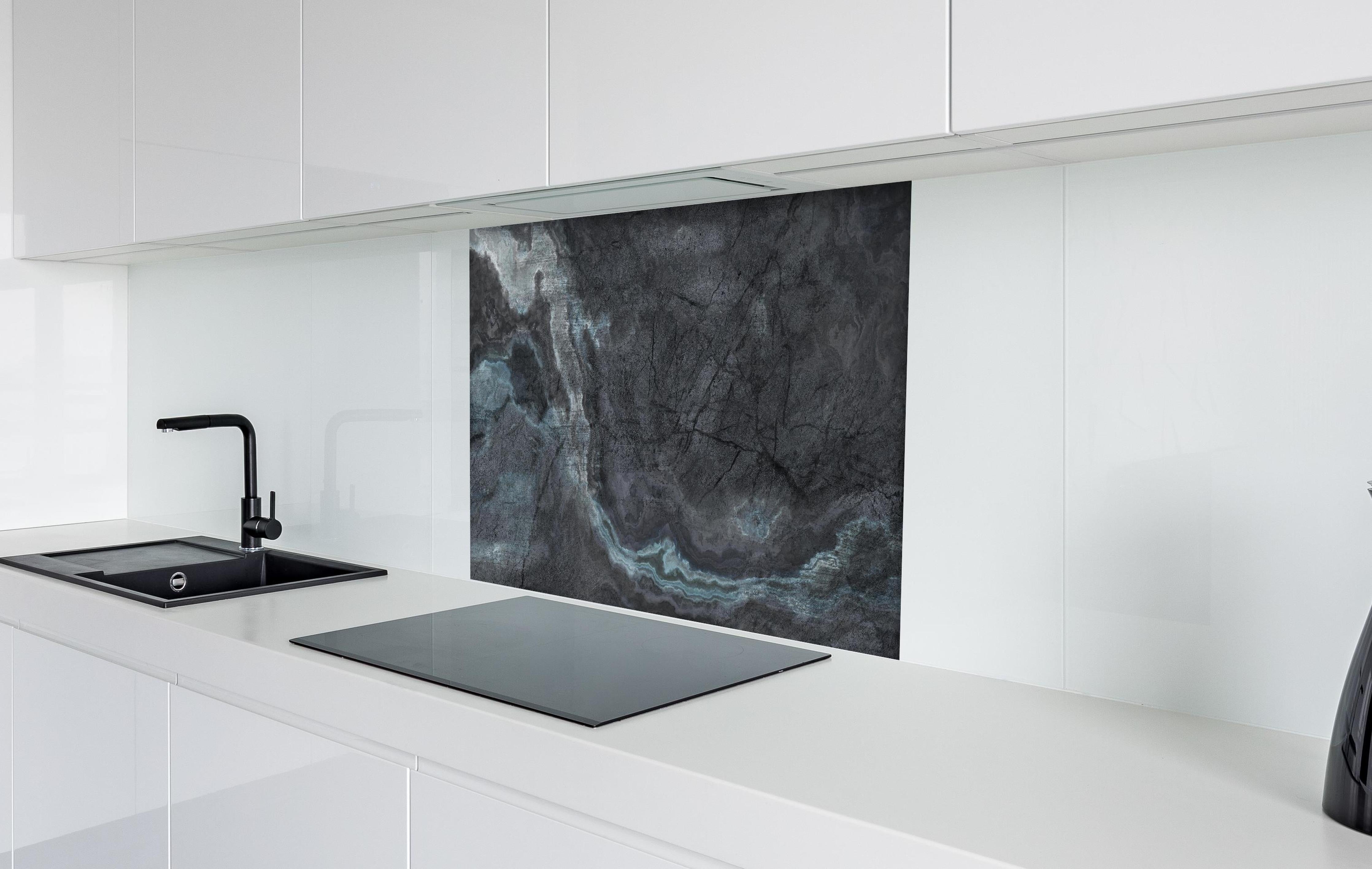 Spritzschutz - Marmorstein Textur - Elegant hinter einem Cerankochfeld zwischen Holz-Kochutensilien