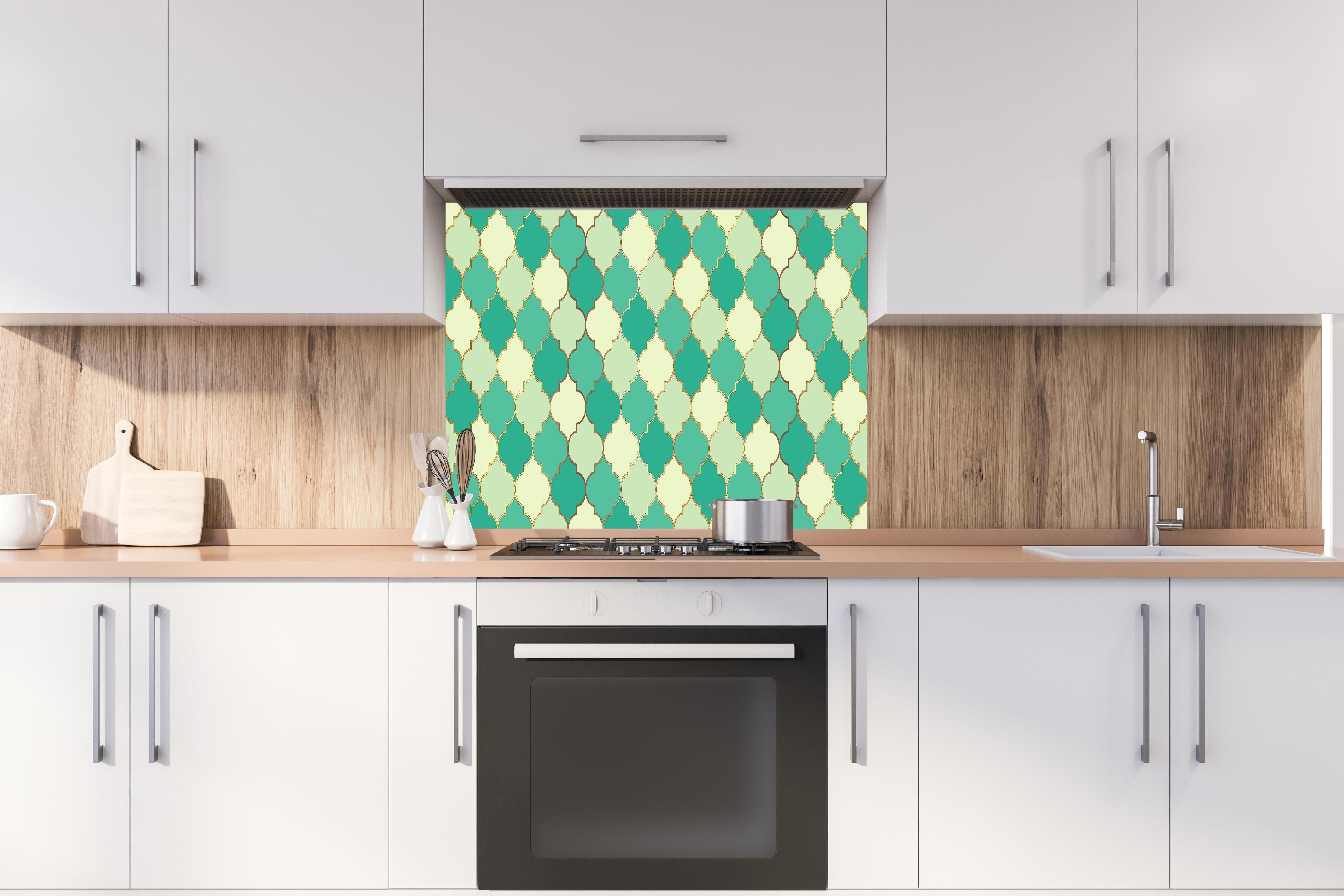 Spritzschutz - Marokkanisches Muster in bunten Pastellfarben hinter einem Cerankochfeld zwischen Holz-Kochutensilien