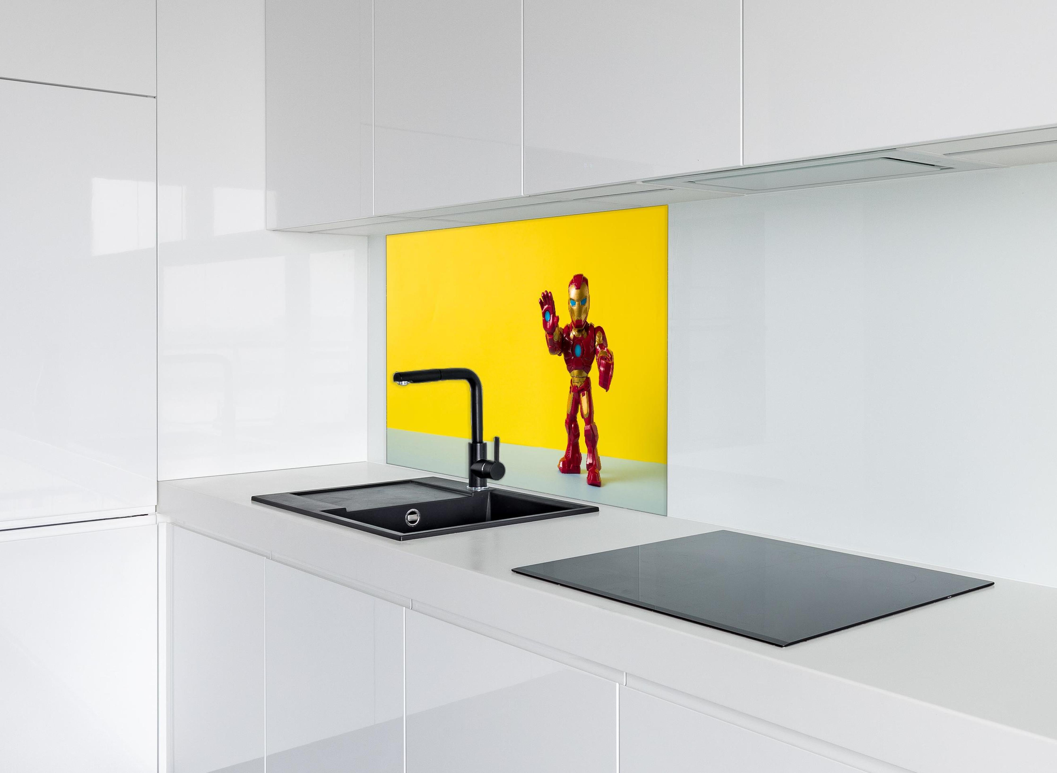 Spritzschutz - Marvel Iron Man Sammelfigur auf Gelb hinter einem Cerankochfeld zwischen Holz-Kochutensilien