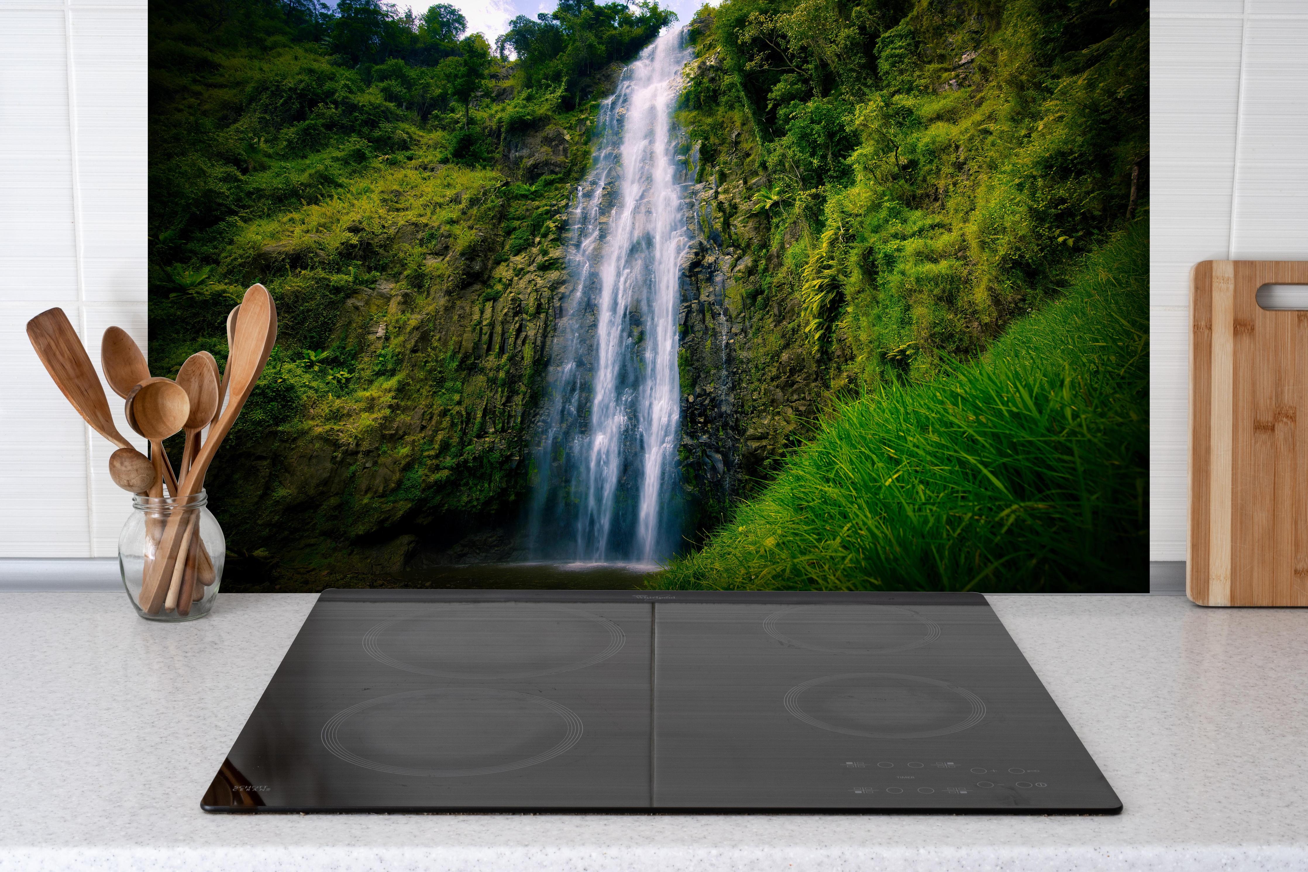 Spritzschutz - Materuni Waterfall hinter einem Cerankochfeld zwischen Holz-Kochutensilien