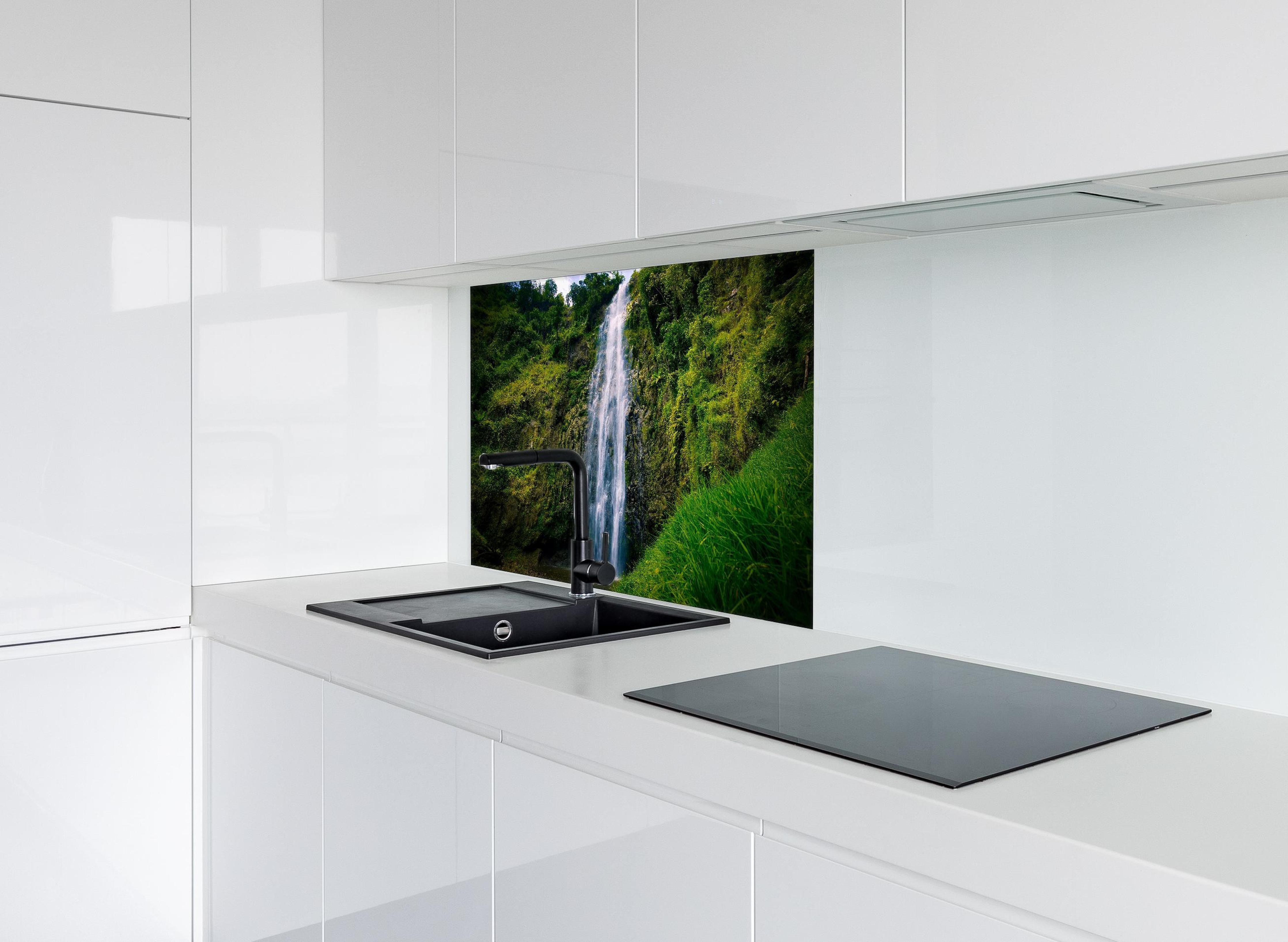 Spritzschutz - Materuni Waterfall hinter einem Cerankochfeld zwischen Holz-Kochutensilien