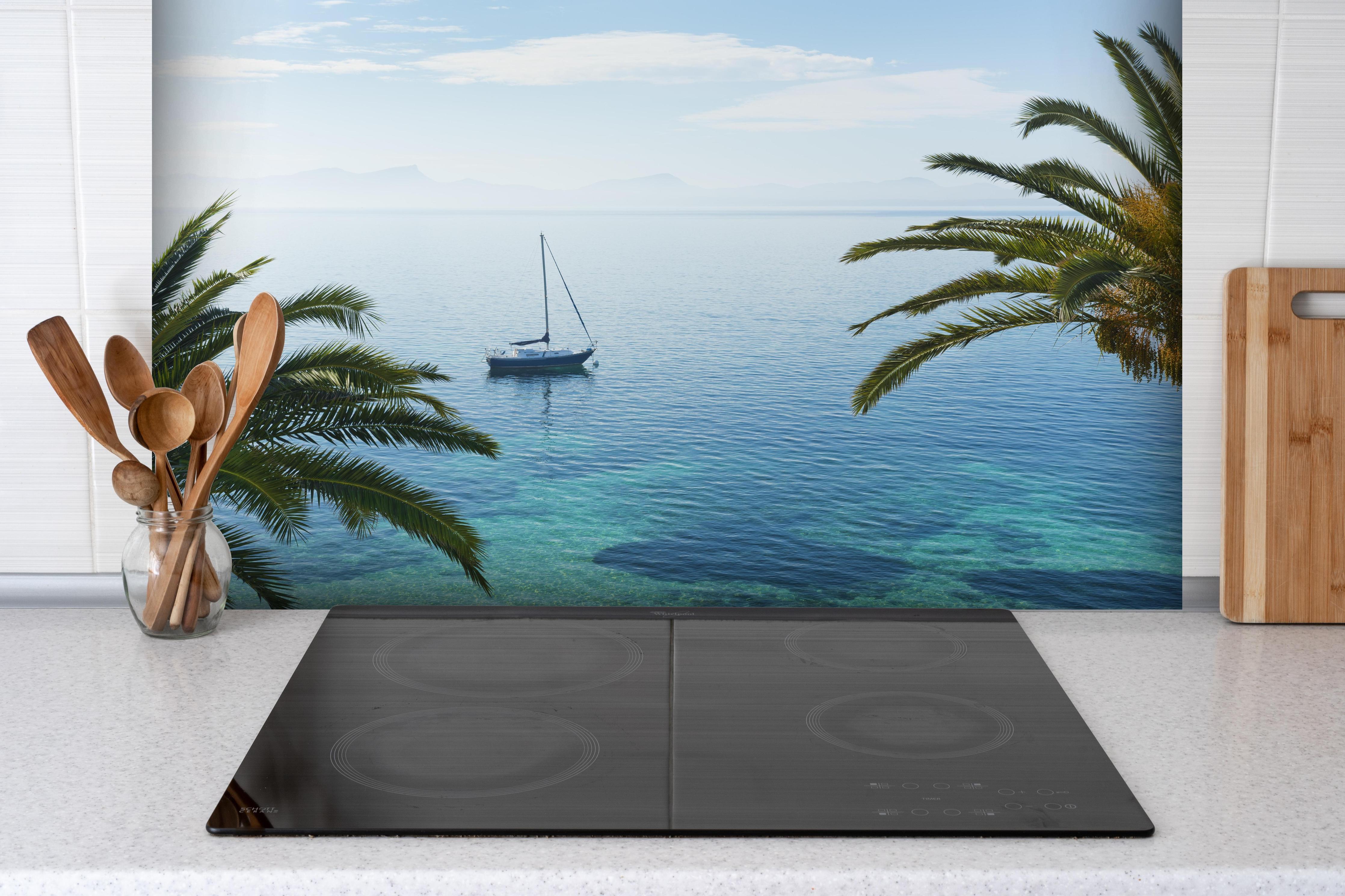 Spritzschutz - Meeres Ausblick - Mallorca hinter einem Cerankochfeld zwischen Holz-Kochutensilien