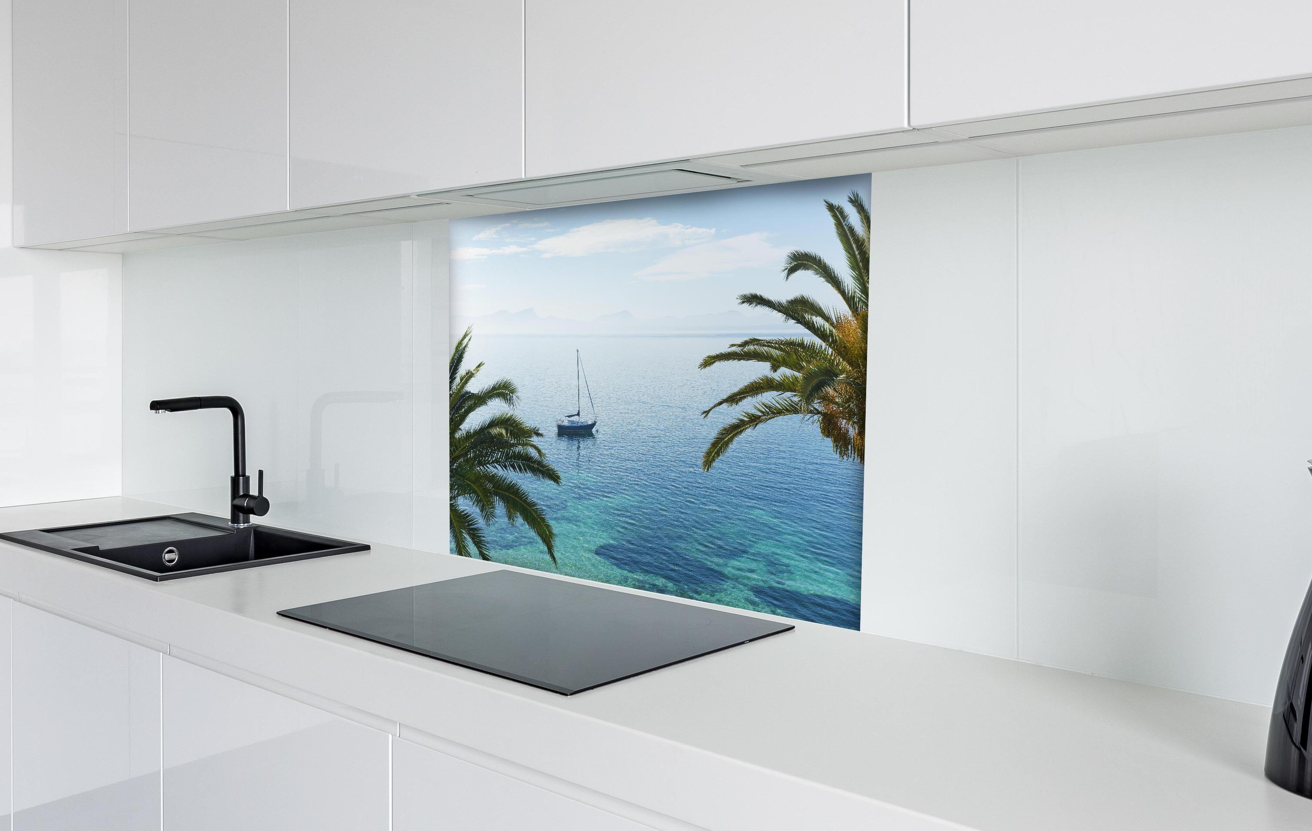 Spritzschutz - Meeres Ausblick - Mallorca hinter einem Cerankochfeld zwischen Holz-Kochutensilien