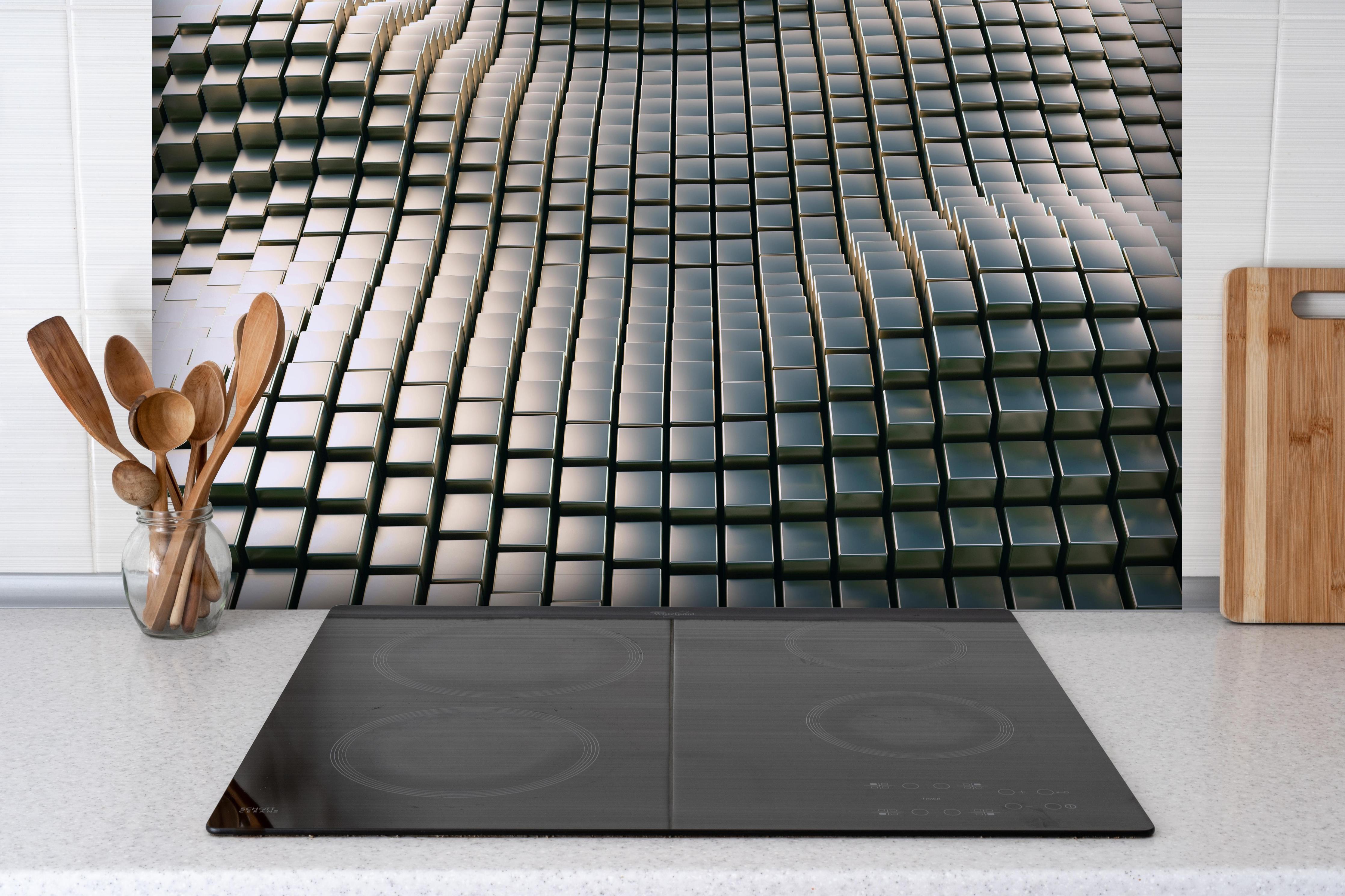 Spritzschutz - Metall Wellen Hintergrund hinter einem Cerankochfeld zwischen Holz-Kochutensilien