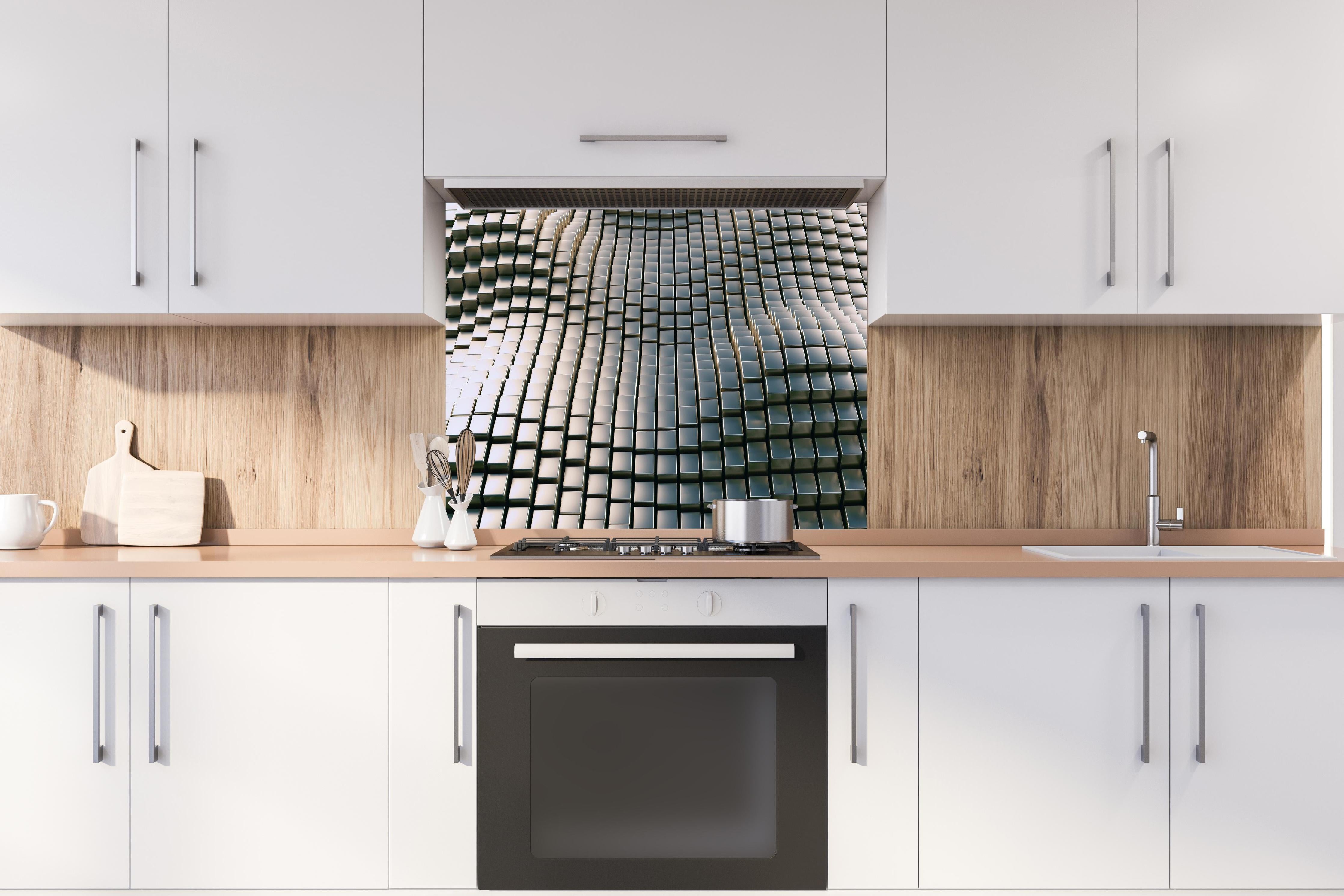 Spritzschutz - Metall Wellen Hintergrund hinter einem Cerankochfeld zwischen Holz-Kochutensilien