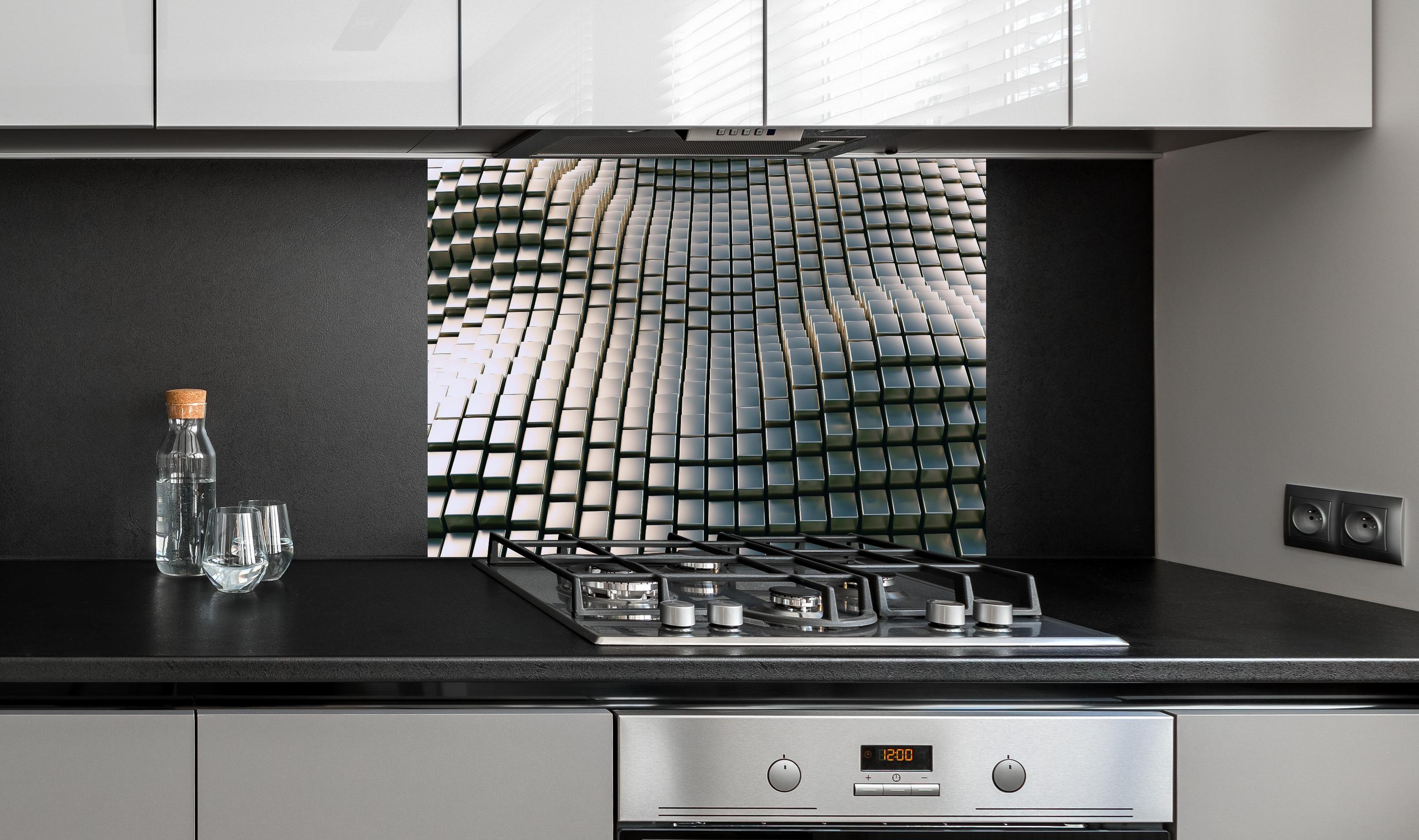 Spritzschutz - Metall Wellen Hintergrund hinter einem Cerankochfeld zwischen Holz-Kochutensilien