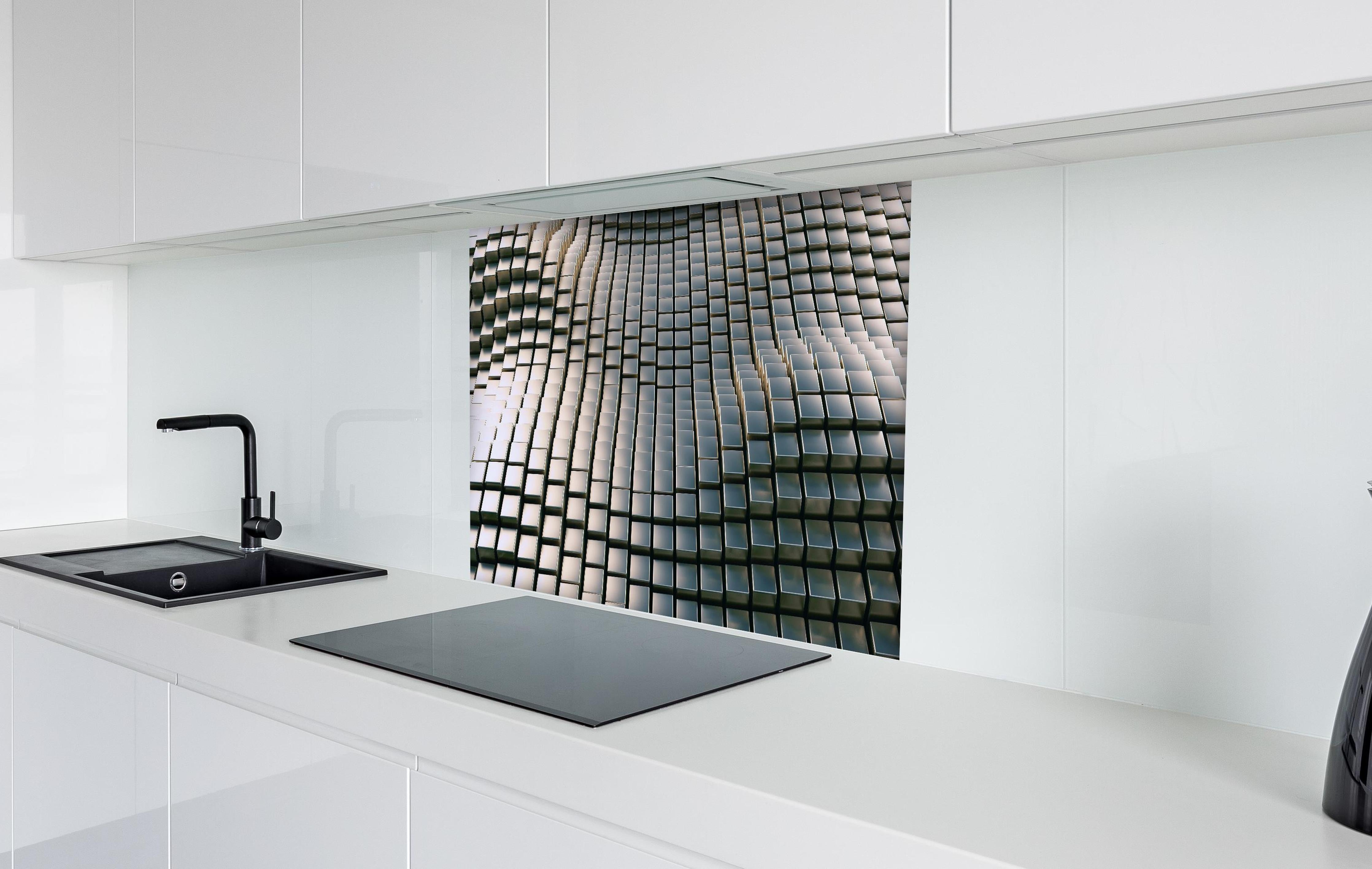 Spritzschutz - Metall Wellen Hintergrund hinter einem Cerankochfeld zwischen Holz-Kochutensilien