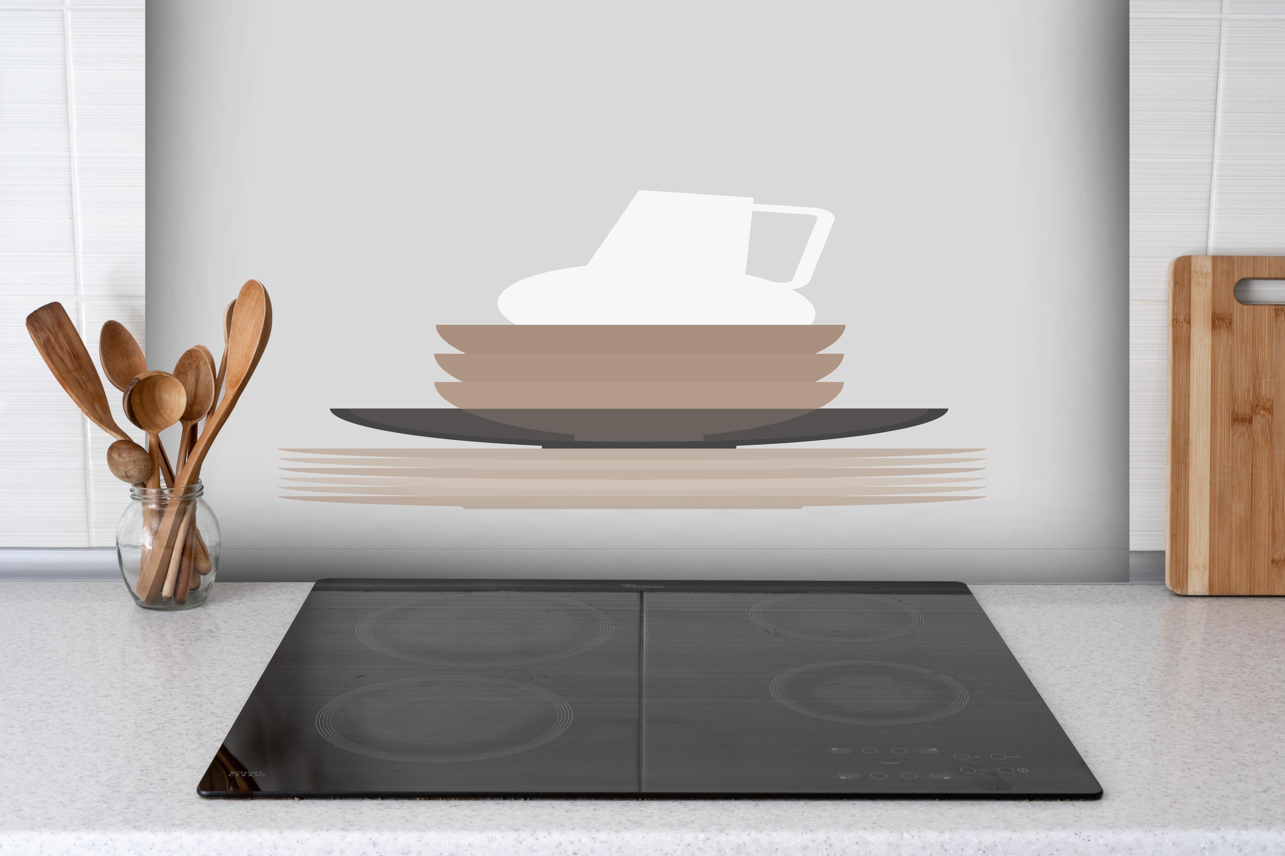 Spritzschutz - Mid-Century Skandi-Geschirr und Vase in Grau hinter einem Cerankochfeld zwischen Holz-Kochutensilien