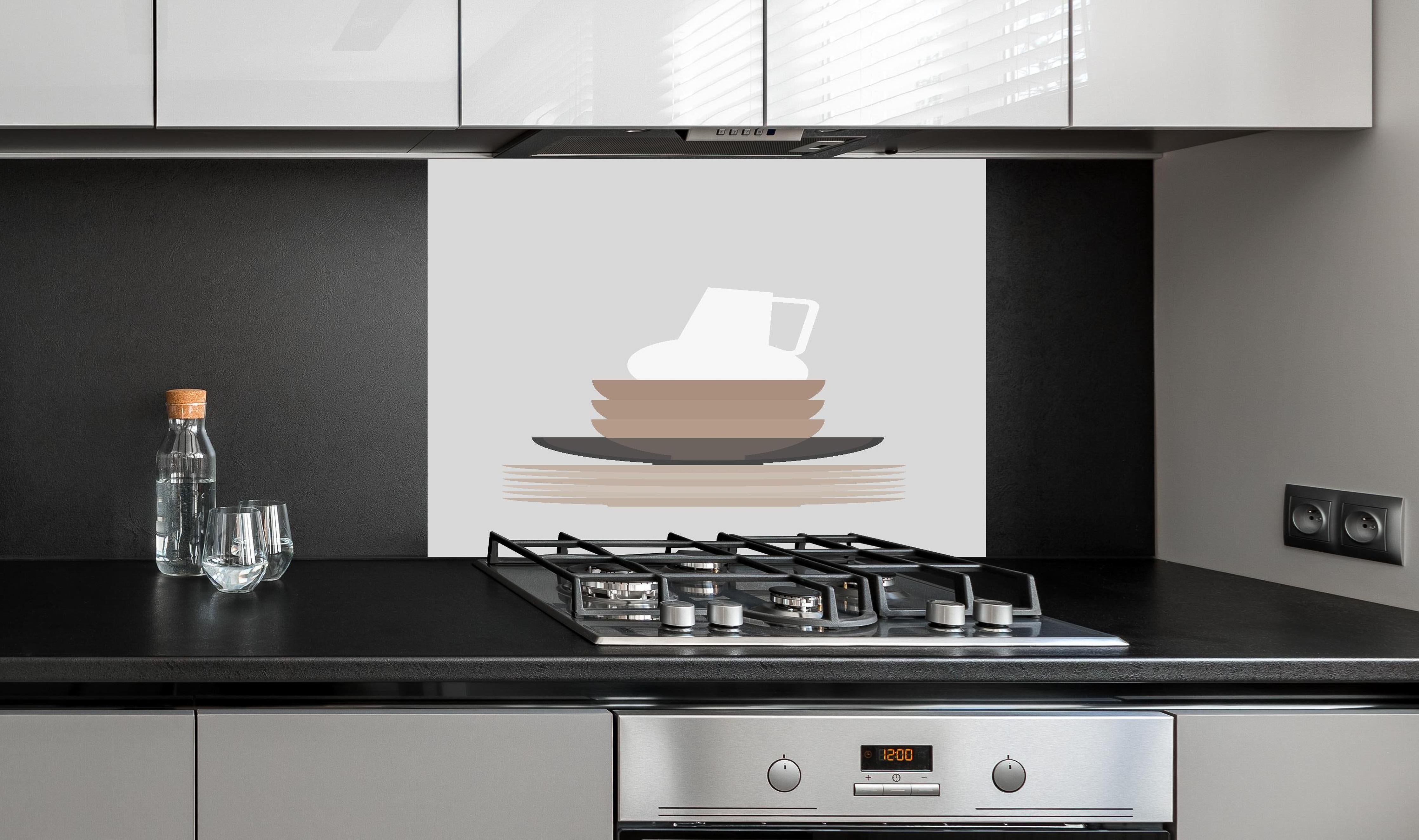 Spritzschutz - Mid-Century Skandi-Geschirr und Vase in Grau hinter einem Cerankochfeld zwischen Holz-Kochutensilien