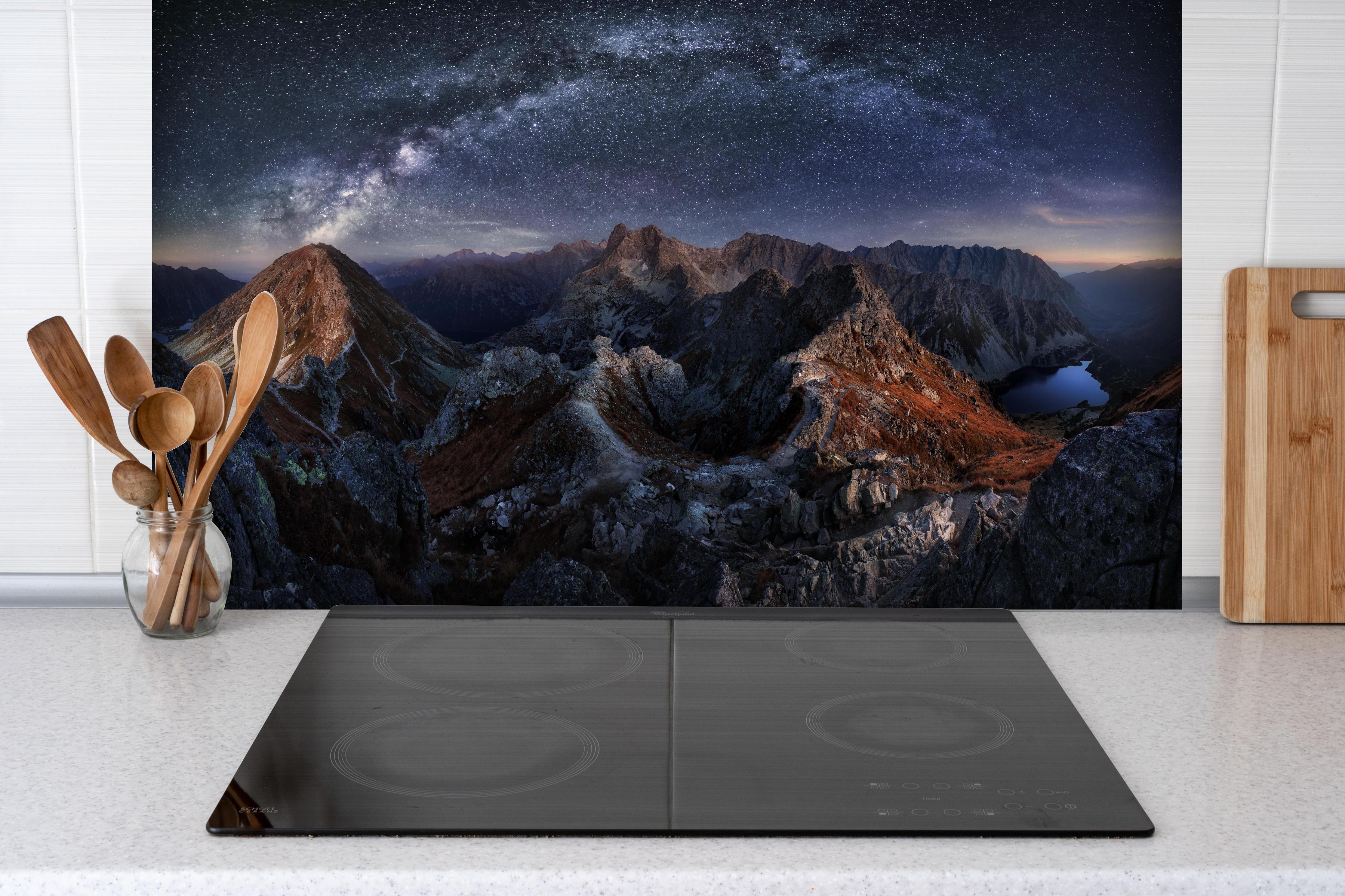 Spritzschutz - Milchstraße über Tatra Gebirgspanorama hinter einem Cerankochfeld zwischen Holz-Kochutensilien