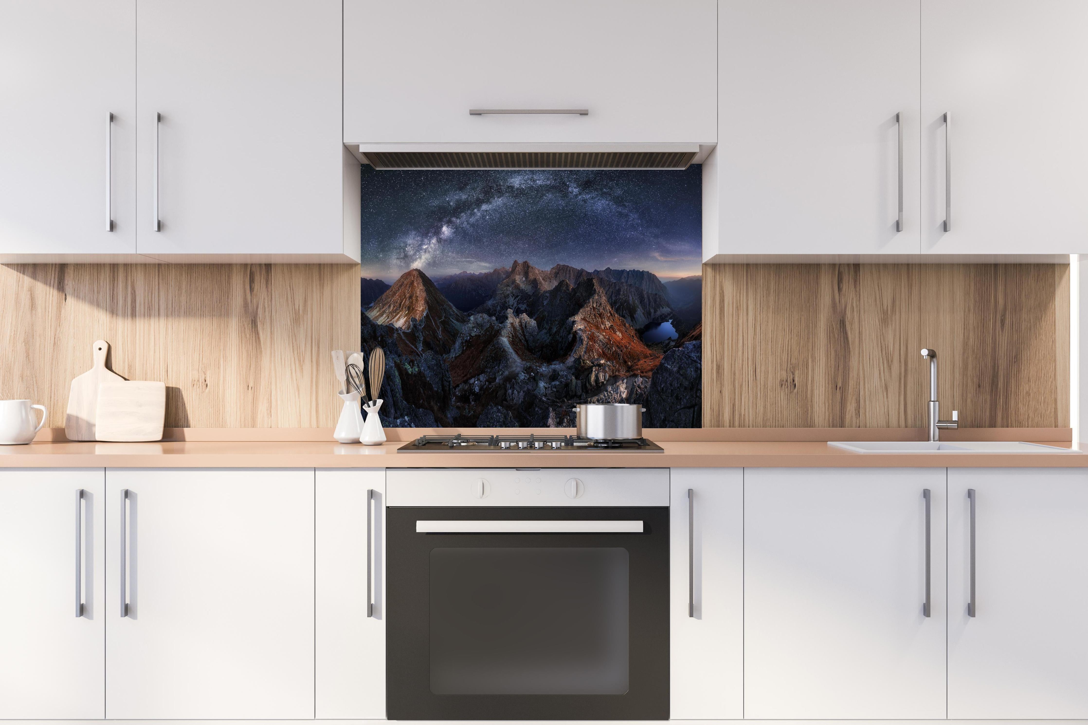 Spritzschutz - Milchstraße über Tatra Gebirgspanorama hinter einem Cerankochfeld zwischen Holz-Kochutensilien