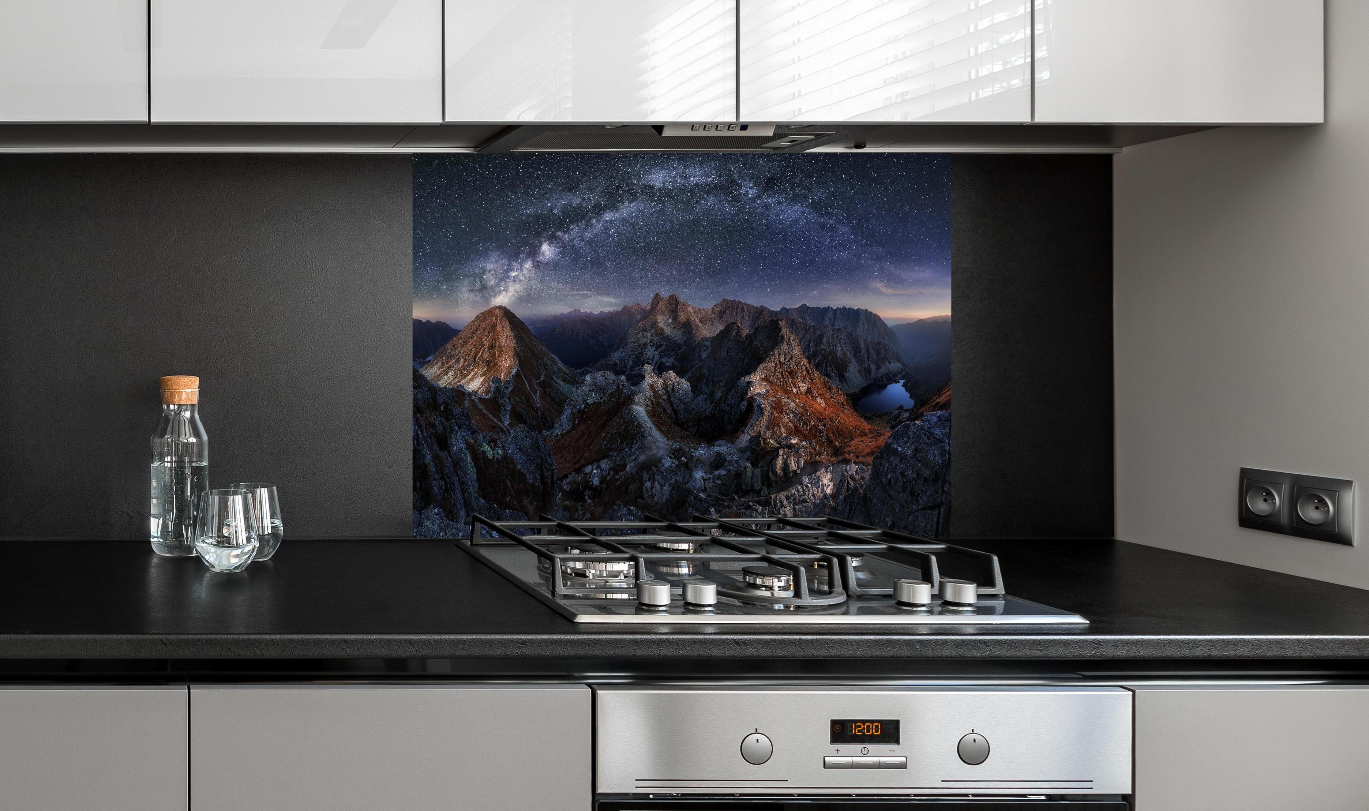 Spritzschutz - Milchstraße über Tatra Gebirgspanorama hinter einem Cerankochfeld zwischen Holz-Kochutensilien