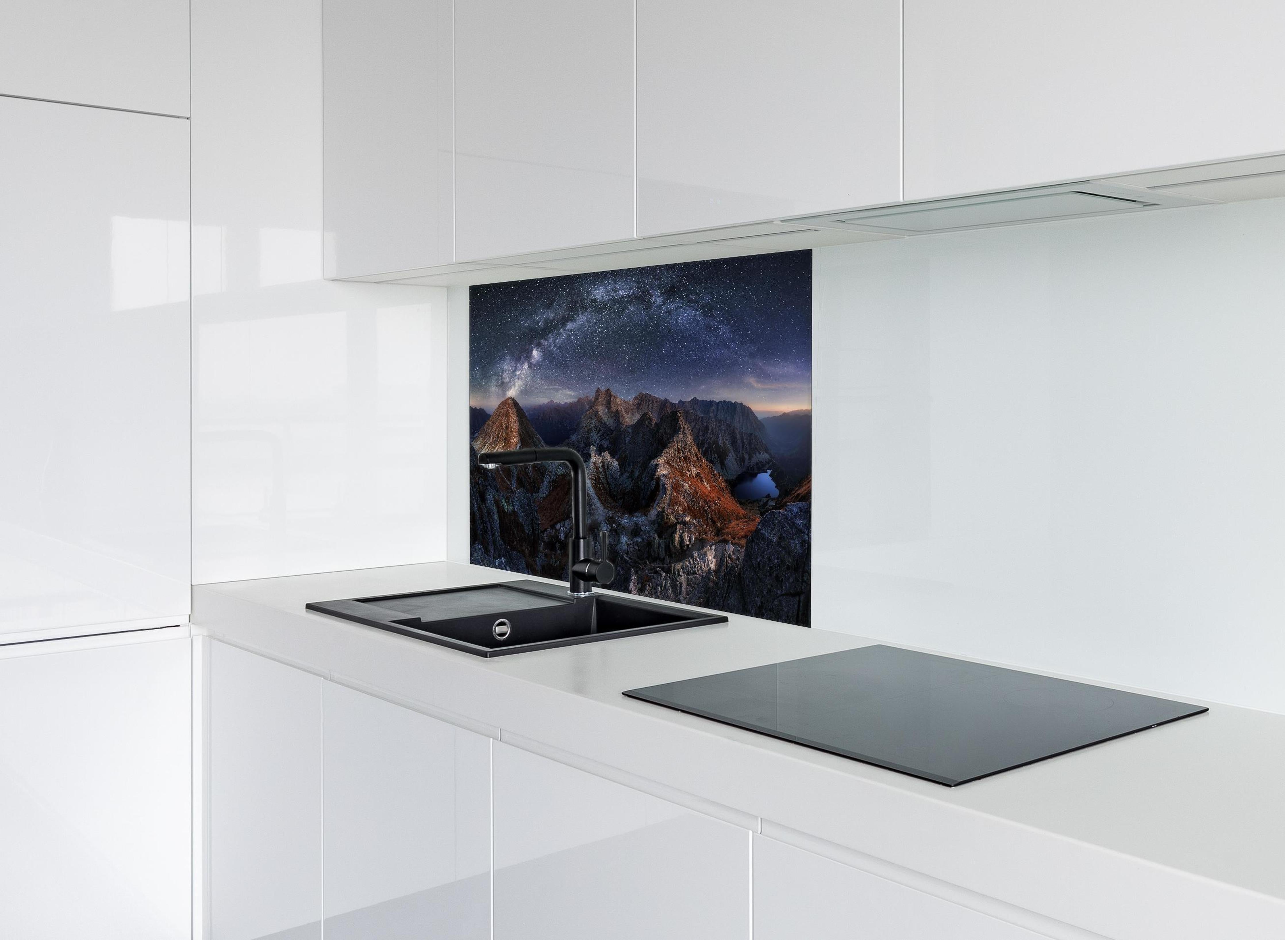 Spritzschutz - Milchstraße über Tatra Gebirgspanorama hinter einem Cerankochfeld zwischen Holz-Kochutensilien