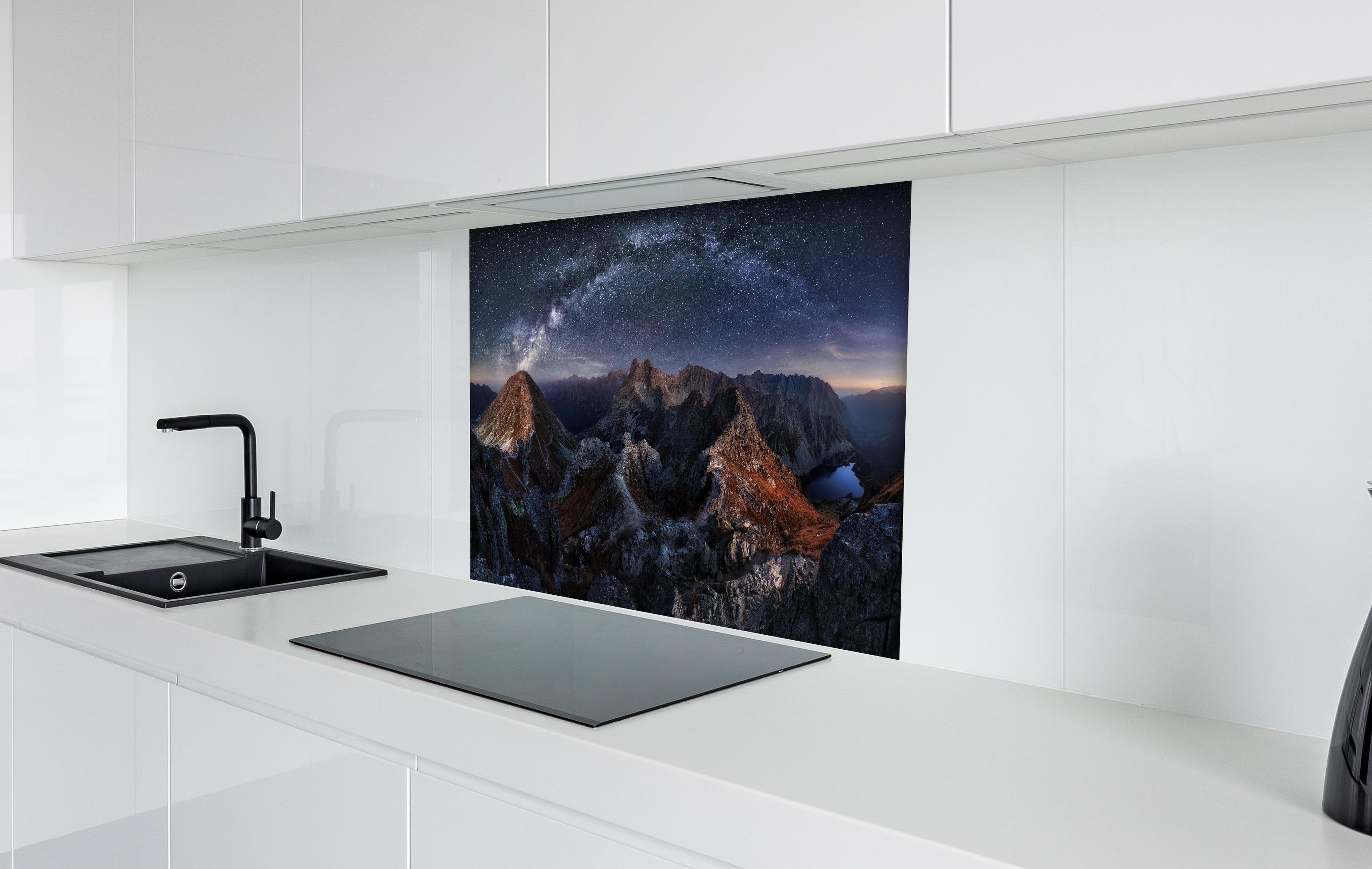 Spritzschutz - Milchstraße über Tatra Gebirgspanorama hinter einem Cerankochfeld zwischen Holz-Kochutensilien