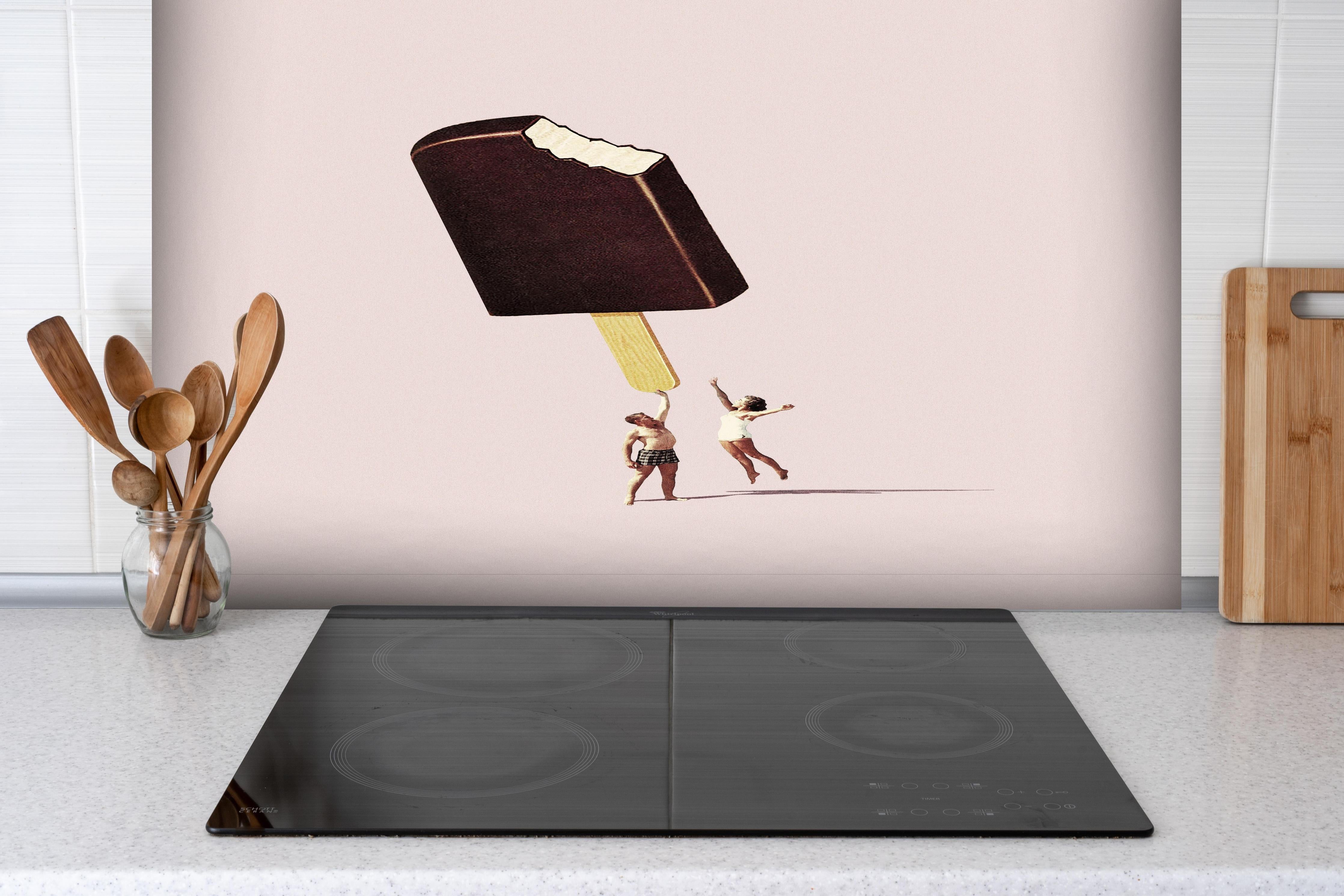 Spritzschutz - Miniatur Menschen halten Eis hinter einem Cerankochfeld zwischen Holz-Kochutensilien