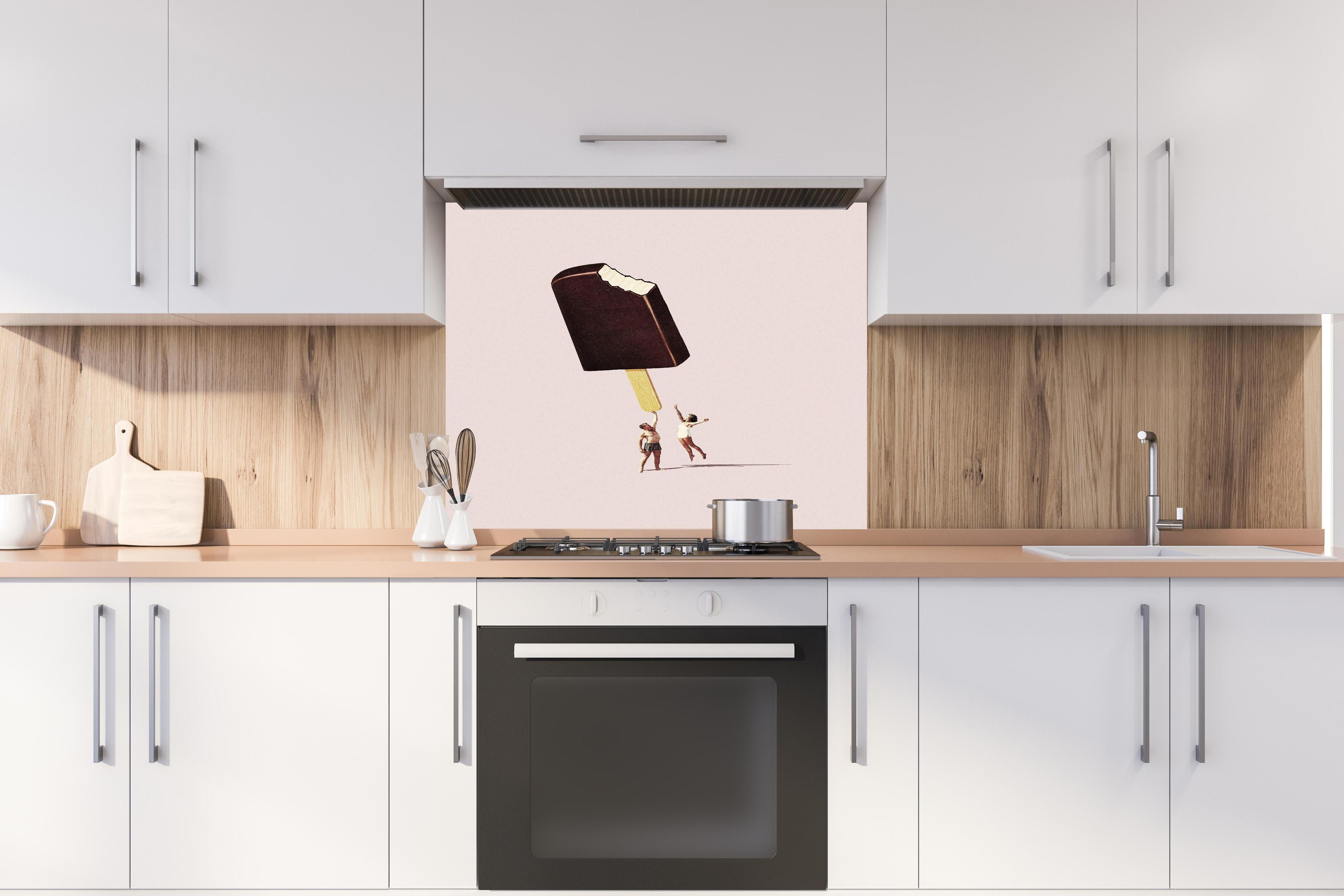 Spritzschutz - Miniatur Menschen halten Eis hinter einem Cerankochfeld zwischen Holz-Kochutensilien