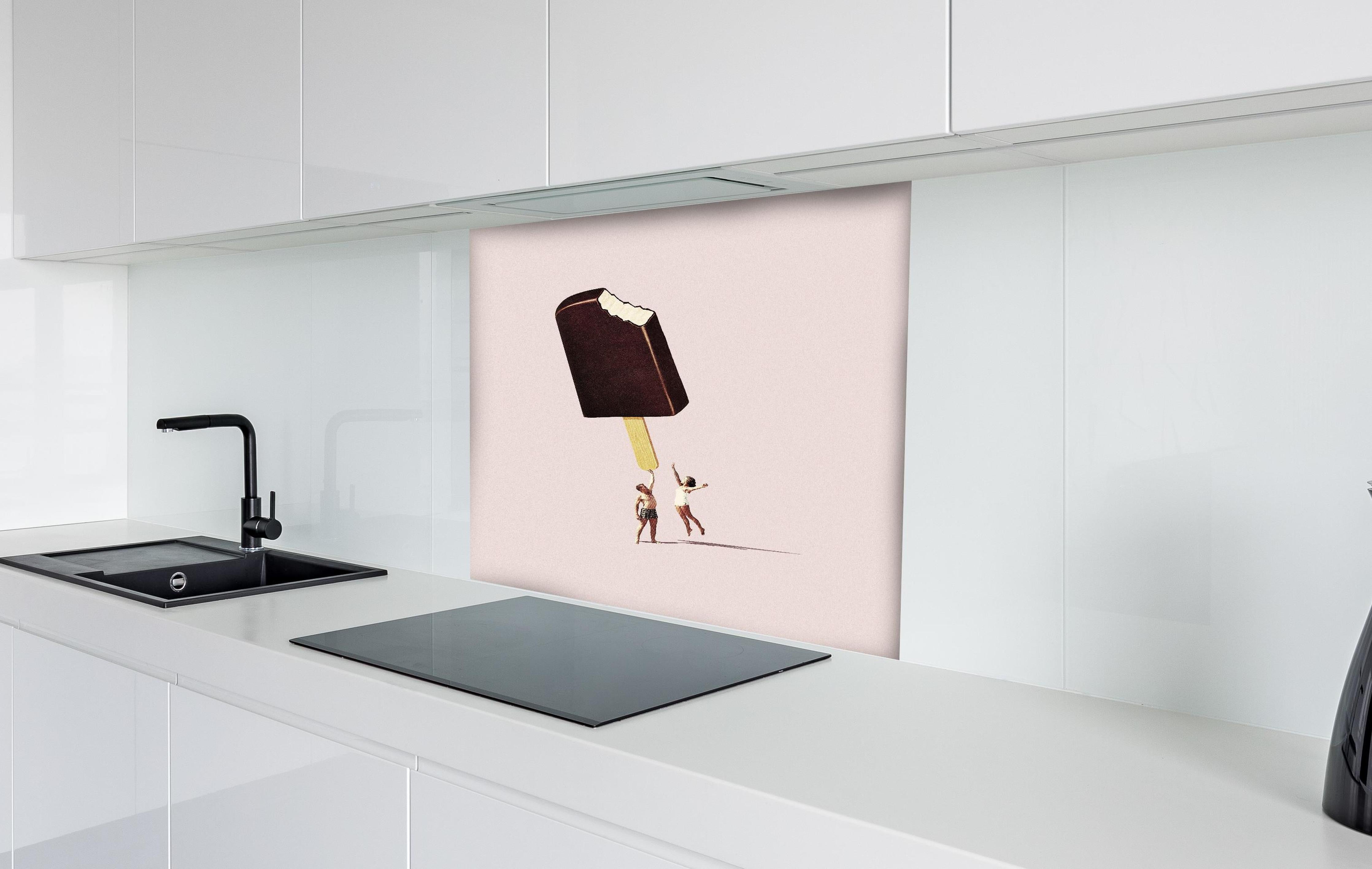 Spritzschutz - Miniatur Menschen halten Eis hinter einem Cerankochfeld zwischen Holz-Kochutensilien