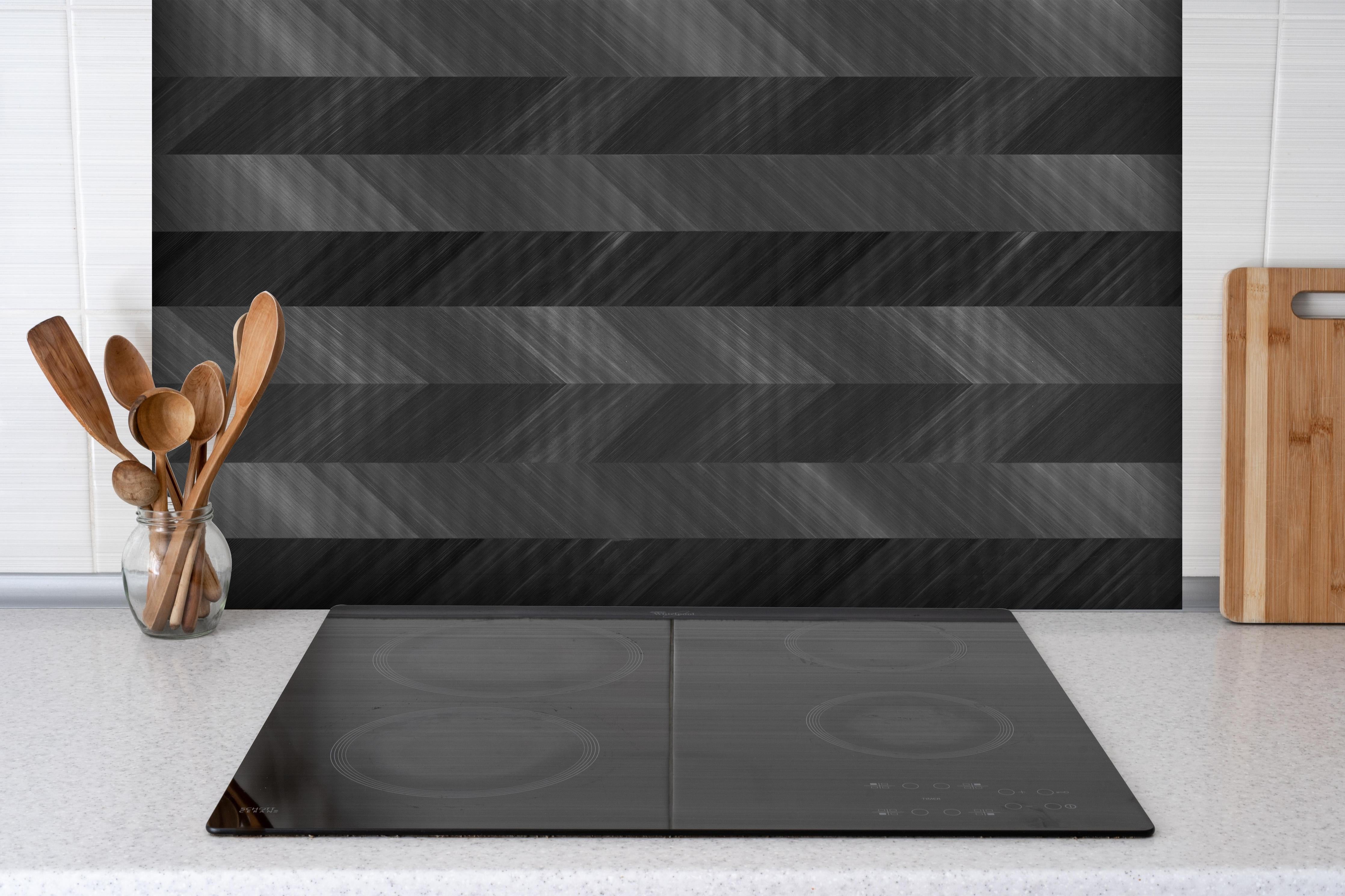Spritzschutz - Minimaler Zickzack-Muster hinter einem Cerankochfeld zwischen Holz-Kochutensilien