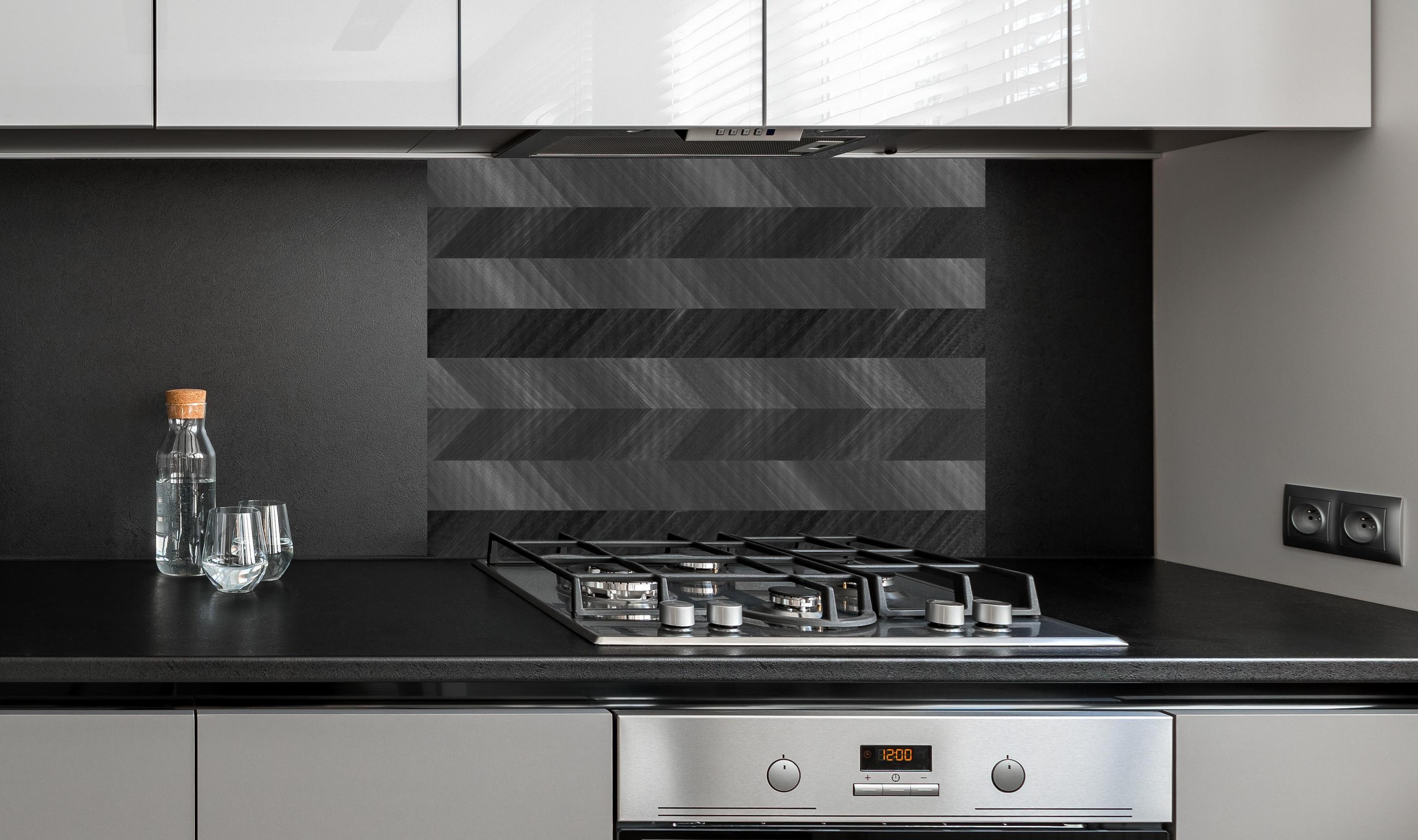 Spritzschutz - Minimaler Zickzack-Muster hinter einem Cerankochfeld zwischen Holz-Kochutensilien