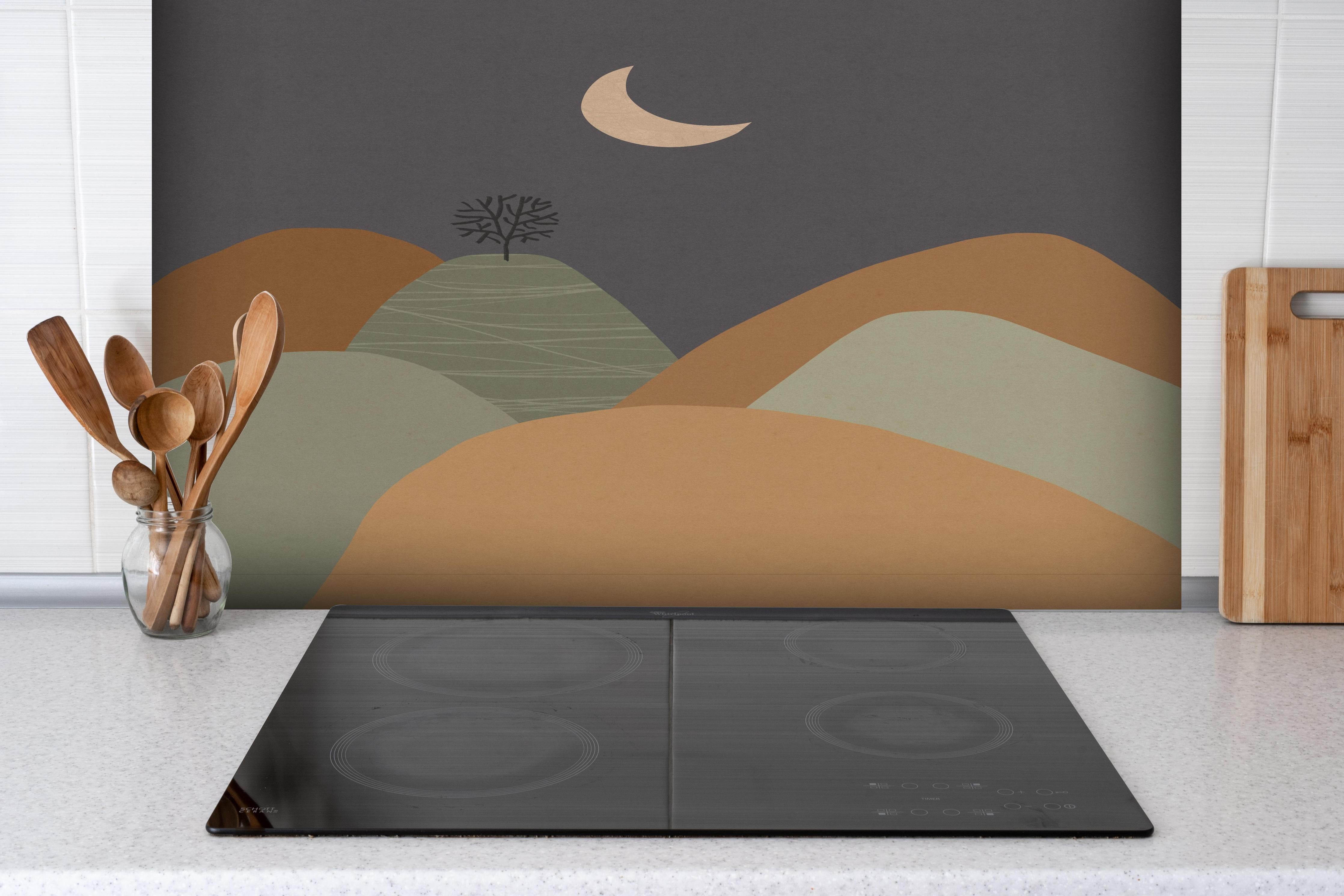 Spritzschutz - Minimalistische Baum und Berge Nacht Szene hinter einem Cerankochfeld zwischen Holz-Kochutensilien