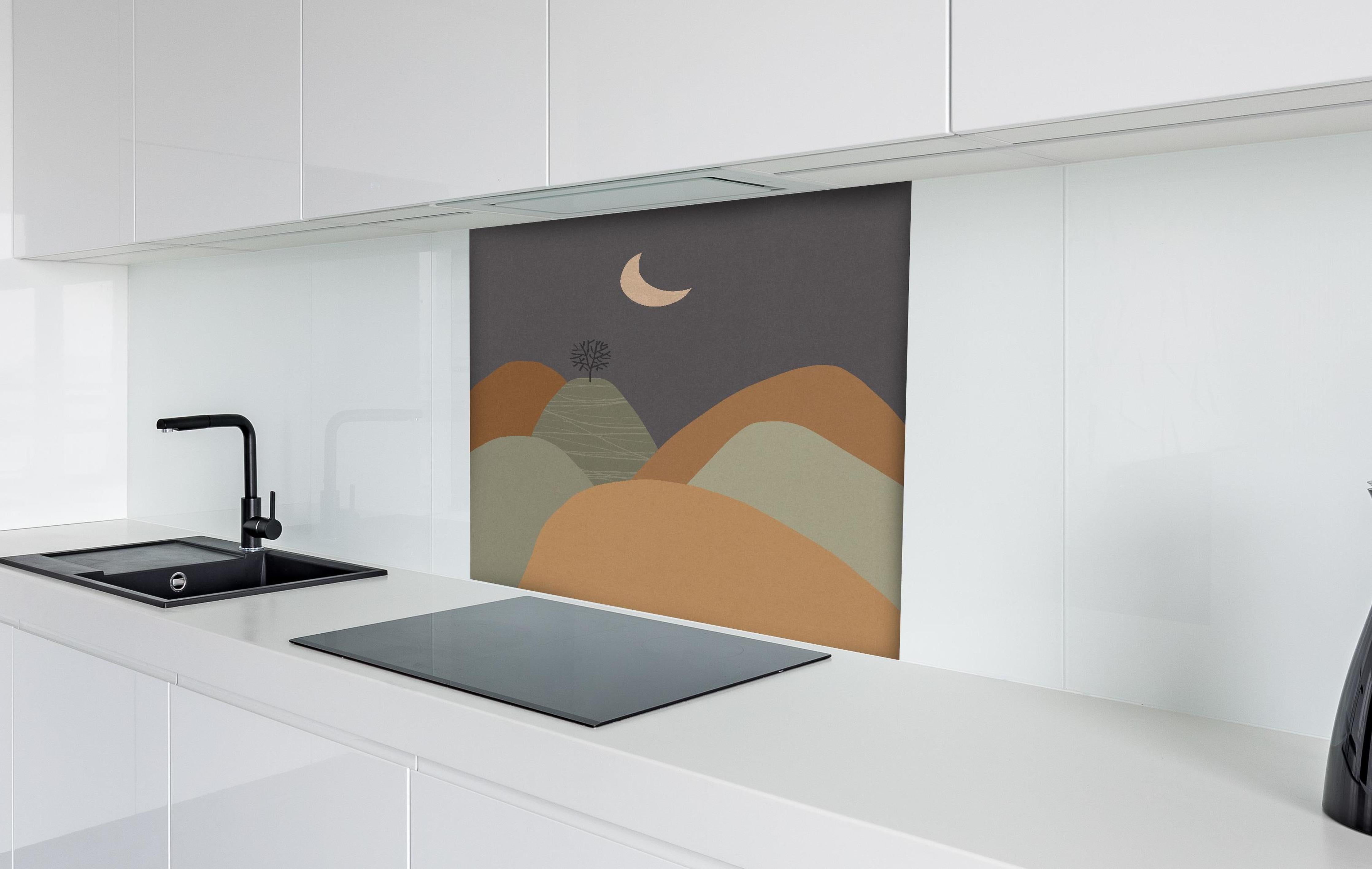 Spritzschutz - Minimalistische Baum und Berge Nacht Szene hinter einem Cerankochfeld zwischen Holz-Kochutensilien