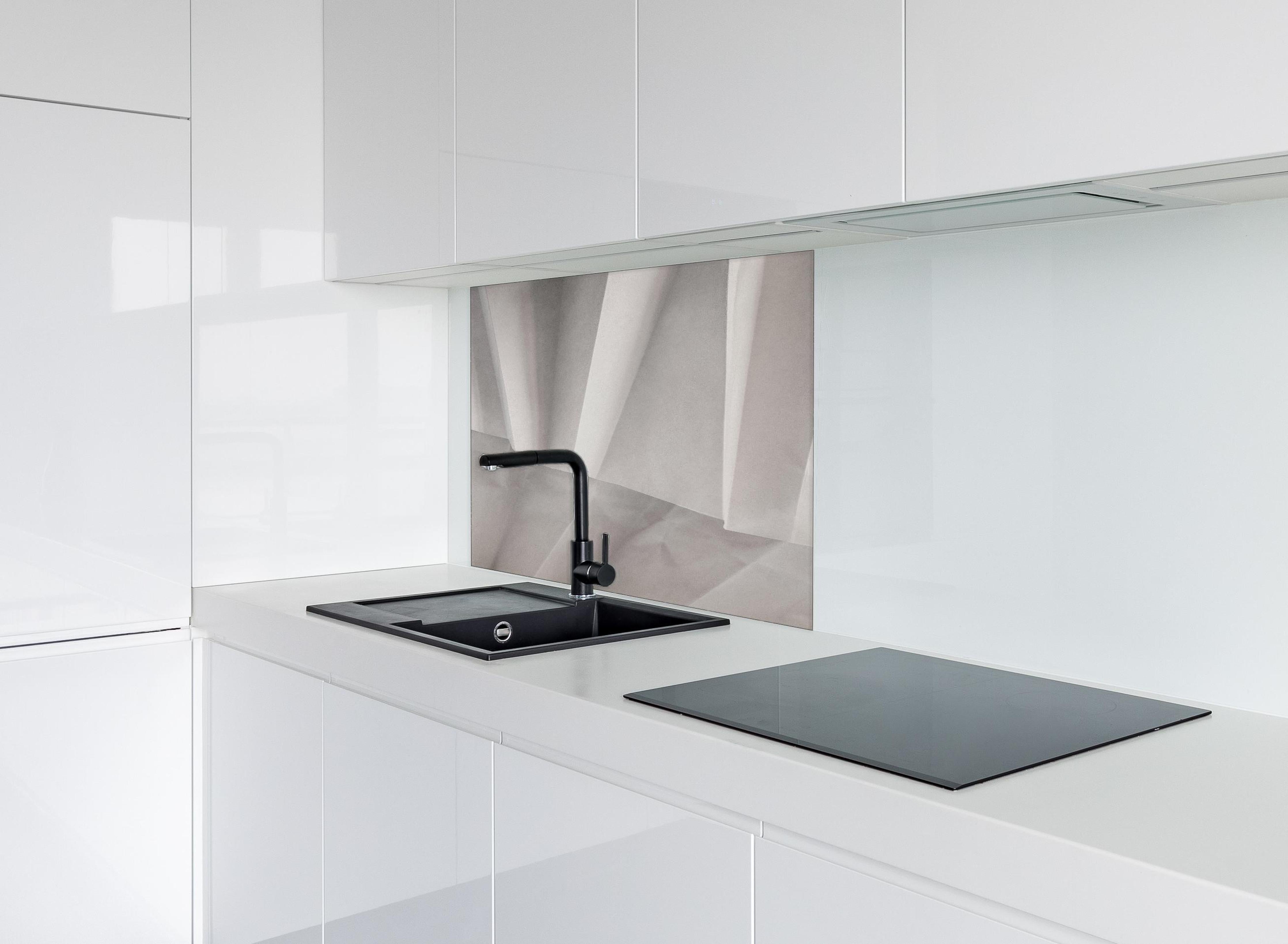 Spritzschutz - Minimalistische weiß-graue Papier Textur hinter einem Cerankochfeld zwischen Holz-Kochutensilien