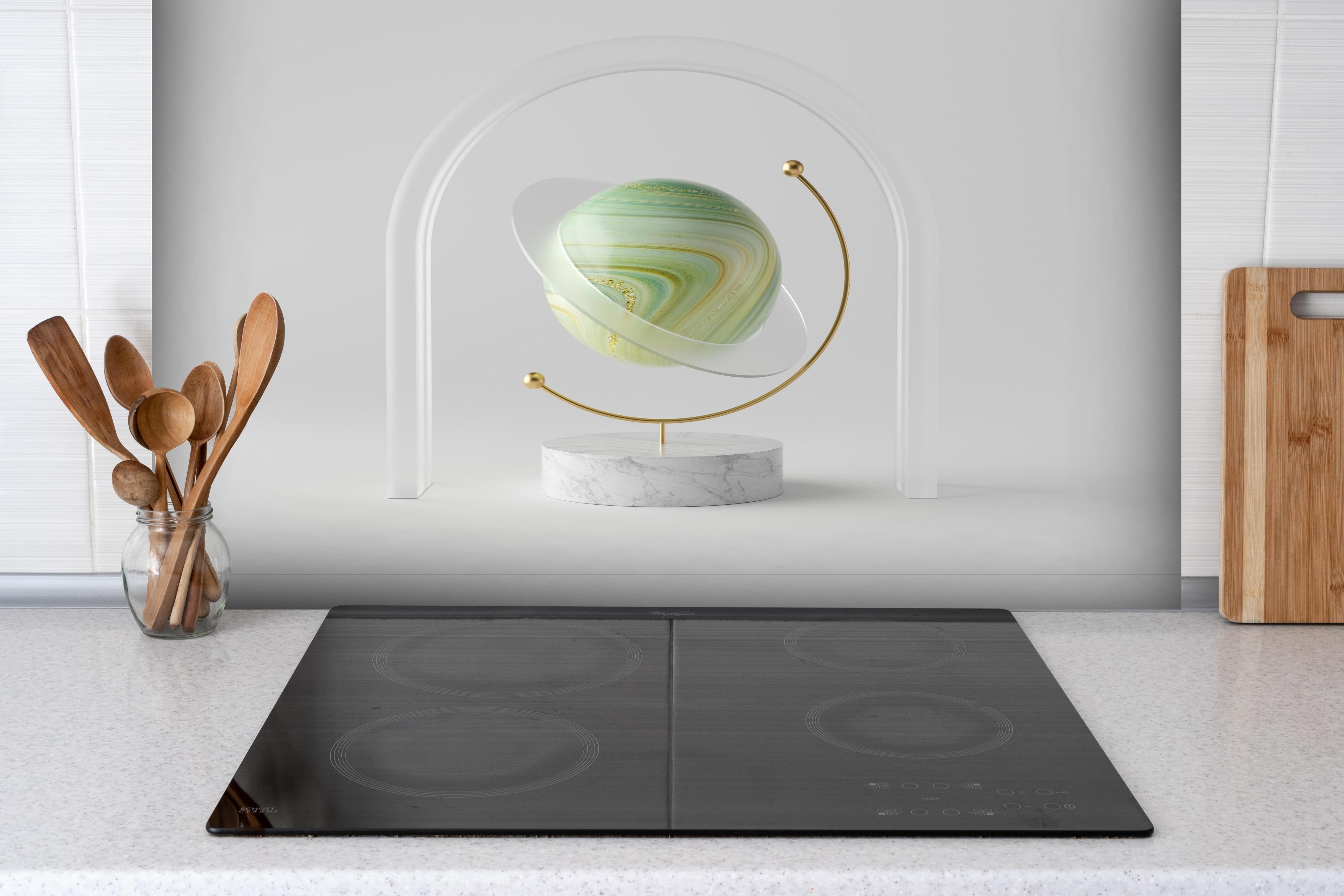 Spritzschutz - Moderne 3D-Gestaltung einer Erdkugel hinter einem Cerankochfeld zwischen Holz-Kochutensilien