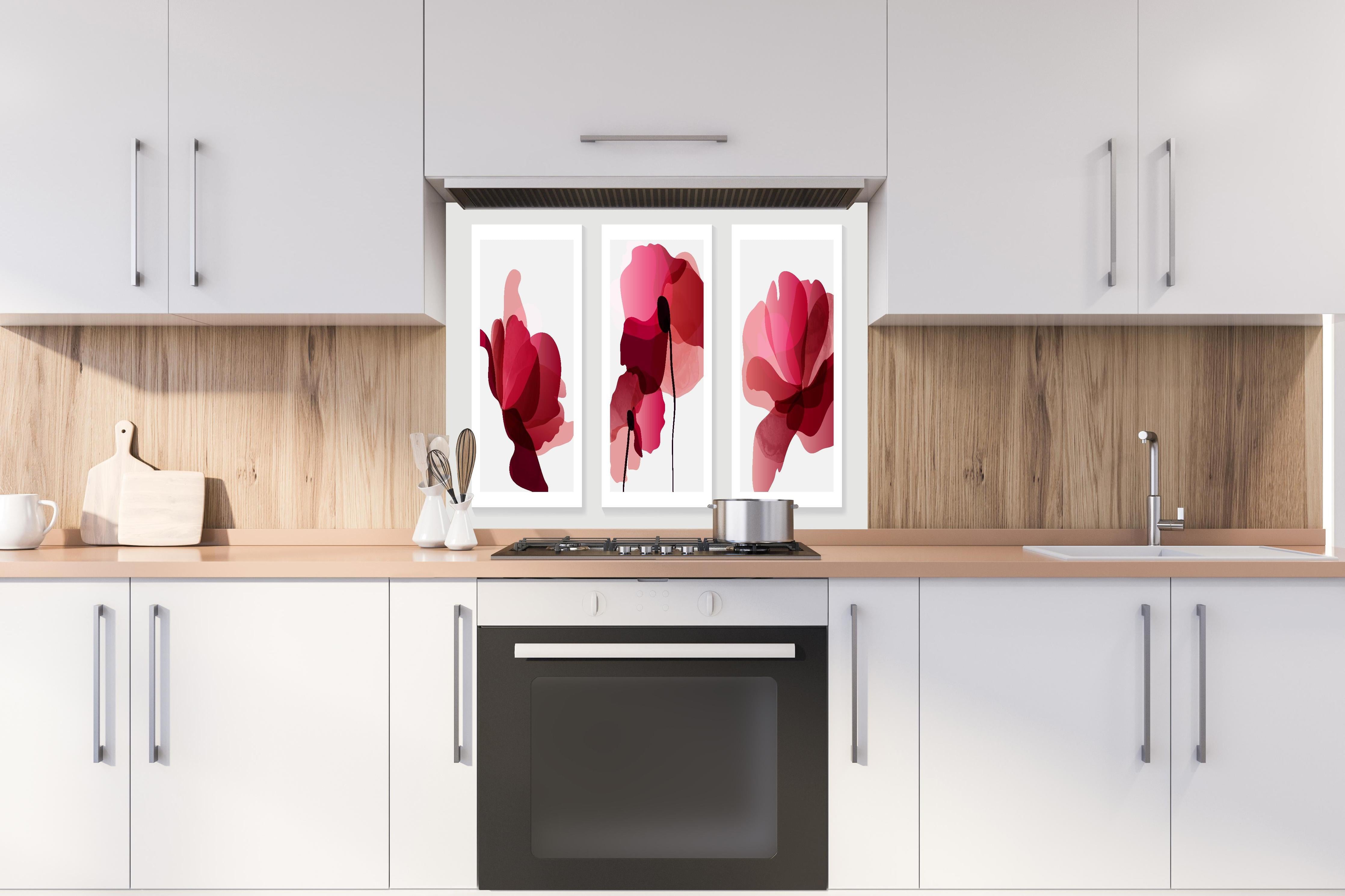 Spritzschutz - Moderne Abstrakte Blumen in Rot-Pink hinter einem Cerankochfeld zwischen Holz-Kochutensilien