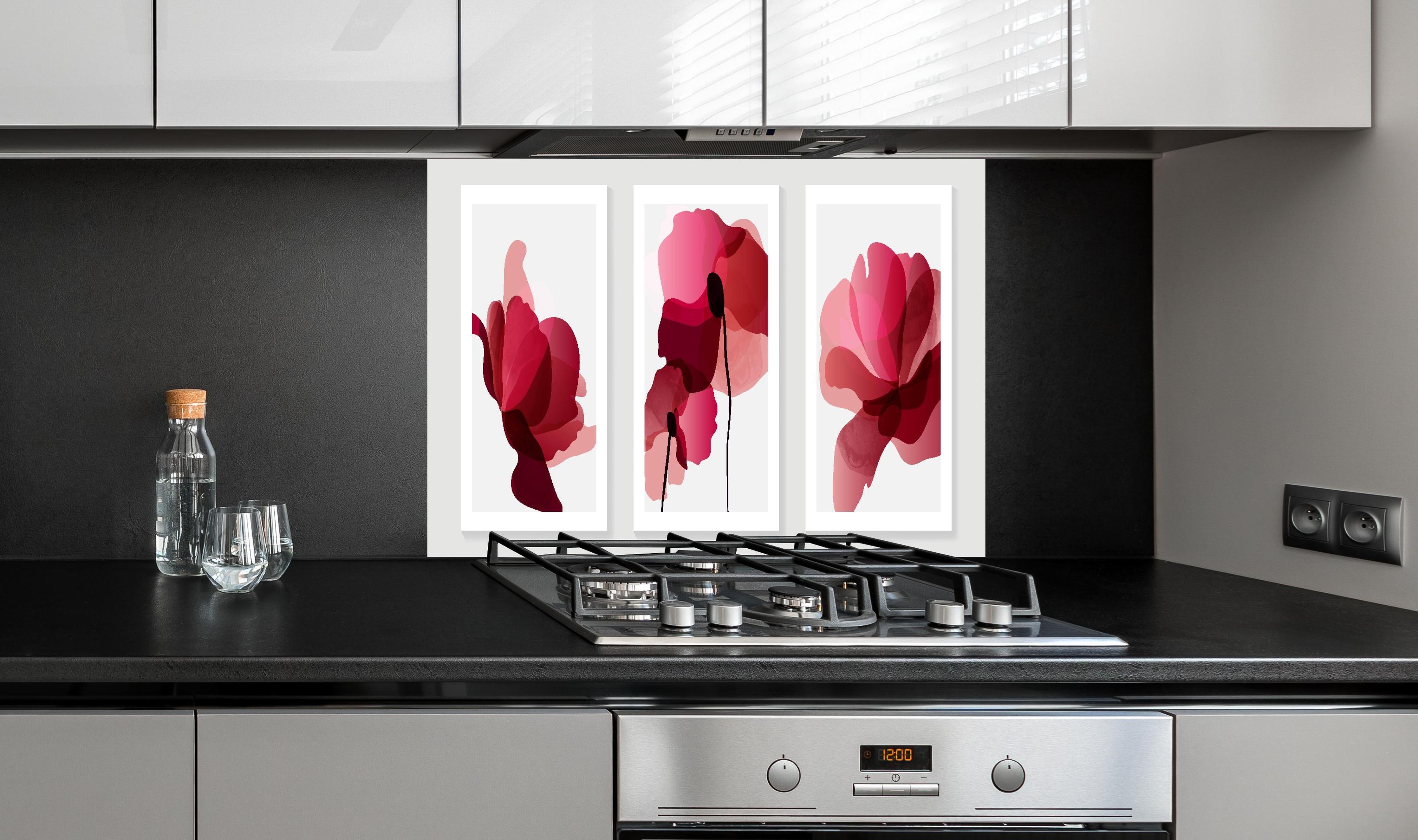 Spritzschutz - Moderne Abstrakte Blumen in Rot-Pink hinter einem Cerankochfeld zwischen Holz-Kochutensilien